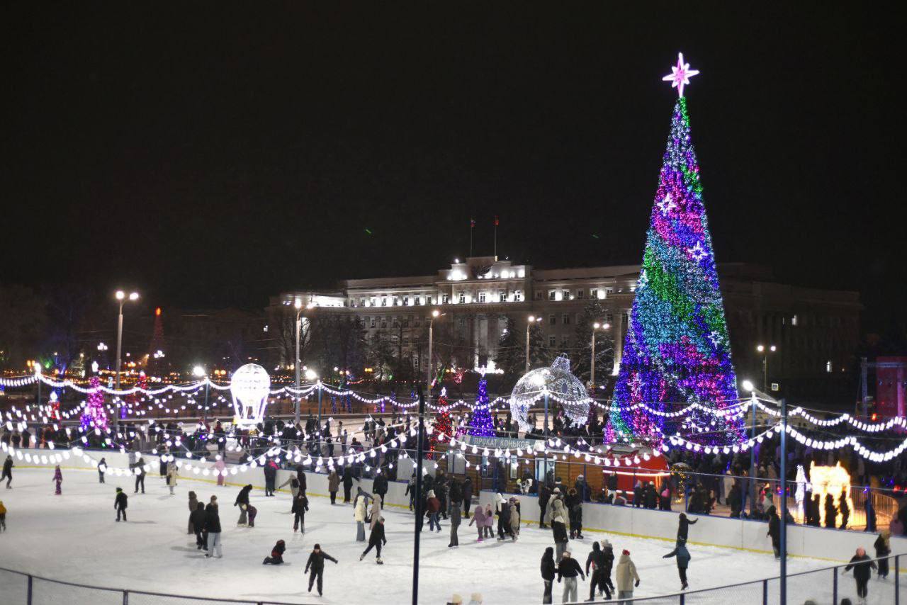 Новогодний городок аттракционы инсталляции и фотозоны будут открыты до 19 января на площади им Ленина в Оренбурге Посетить каток можно до конца зимы при условии минусовой температуры уточнили в мэрии orengorodovoy теперь и в МАХ