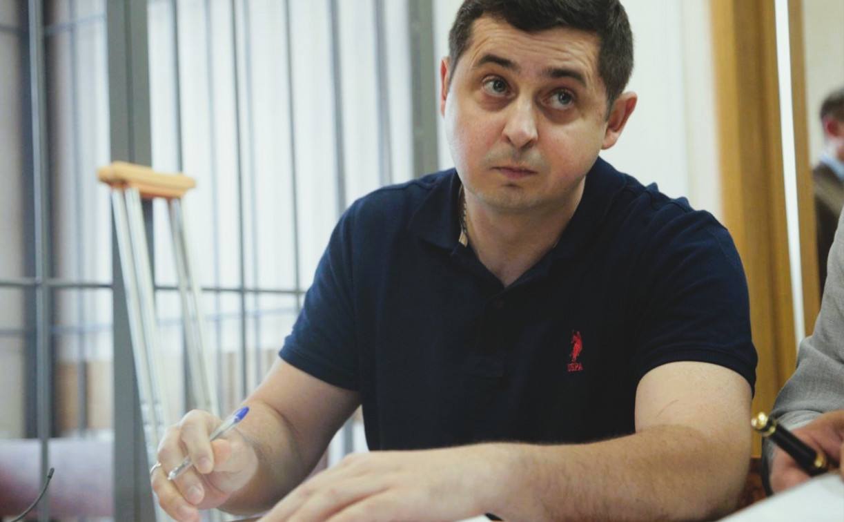 Дмитрия Дубовенко приговорили к 4,5 годам колонии за смертельное ДТП Установлено, что Дубовенко превысил скорость до 120 км/ч. Кроме того, 3 года после освобождения ему будет запрещено садиться за руль. Политика взяли под стражу в зале суда.