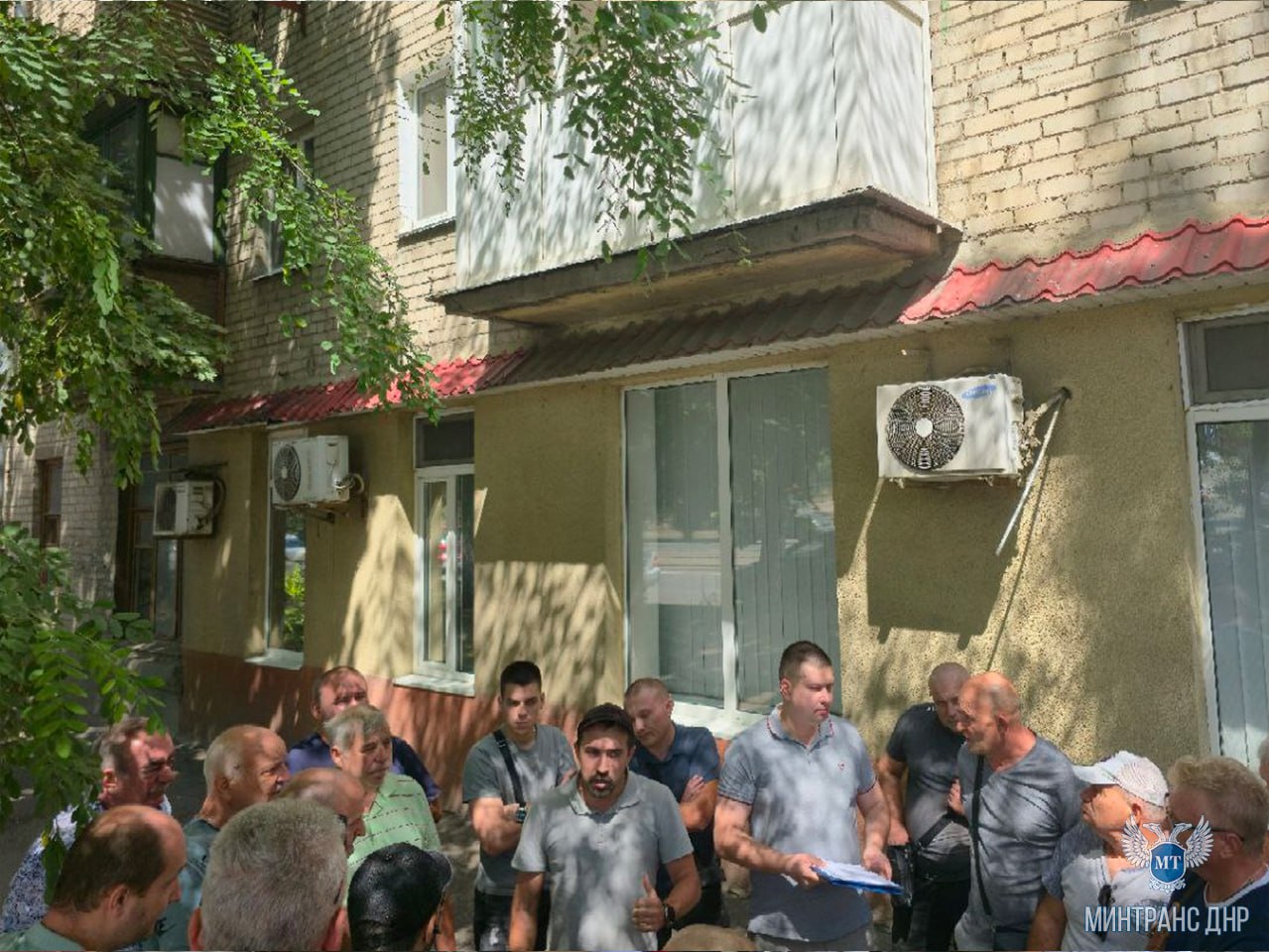 Сотрудники регионального Минтранса провели выездное информационно-профилактическое мероприятие по предупреждению нарушений законодательства в сфере осуществления деятельности службами заказа легкового такси  Мероприятие прошло по местонахождению службы заказа легкового такси в Куйбышевском районе города Донецка.    Представители службы заказа легкового такси были проинформированы о необходимости соблюдения обязательных требований, предъявляемых к ведению деятельности службы заказа легкового такси, согласно Федеральному законодательству, и о предусмотренной ответственности перевозчиков, служб заказа легкового такси, сторон договора об обеспечении осуществления деятельности по перевозке пассажиров и багажа легковым такси.   Также им разъяснены требования регионального законодательства, предъявляемые к ведению деятельности службы заказа легкового такси на территории ДНР.   Служба легкового такси была обеспечена информационными материалами, разъясняющими основные требования законодательства в сфере осуществления деятельности службы заказа легкового такси.    В рамках мероприятия специалисты регионального Минтранса также провели консультационную беседу с гражданами, намеренными заниматься деятельностью в сфере легкового такси. По итогам беседы граждане получили разъяснения на все интересующие вопросы.    Мероприятие проведено в качестве предупредительных мер по выявлению и недопущению нарушений обязательных требований законодательства в сфере таксомоторной деятельности и в целях реализации инструмента «обратной связи» государственных органов и хозяйствующих субъектов.  Минтранс ДНР Подпишись