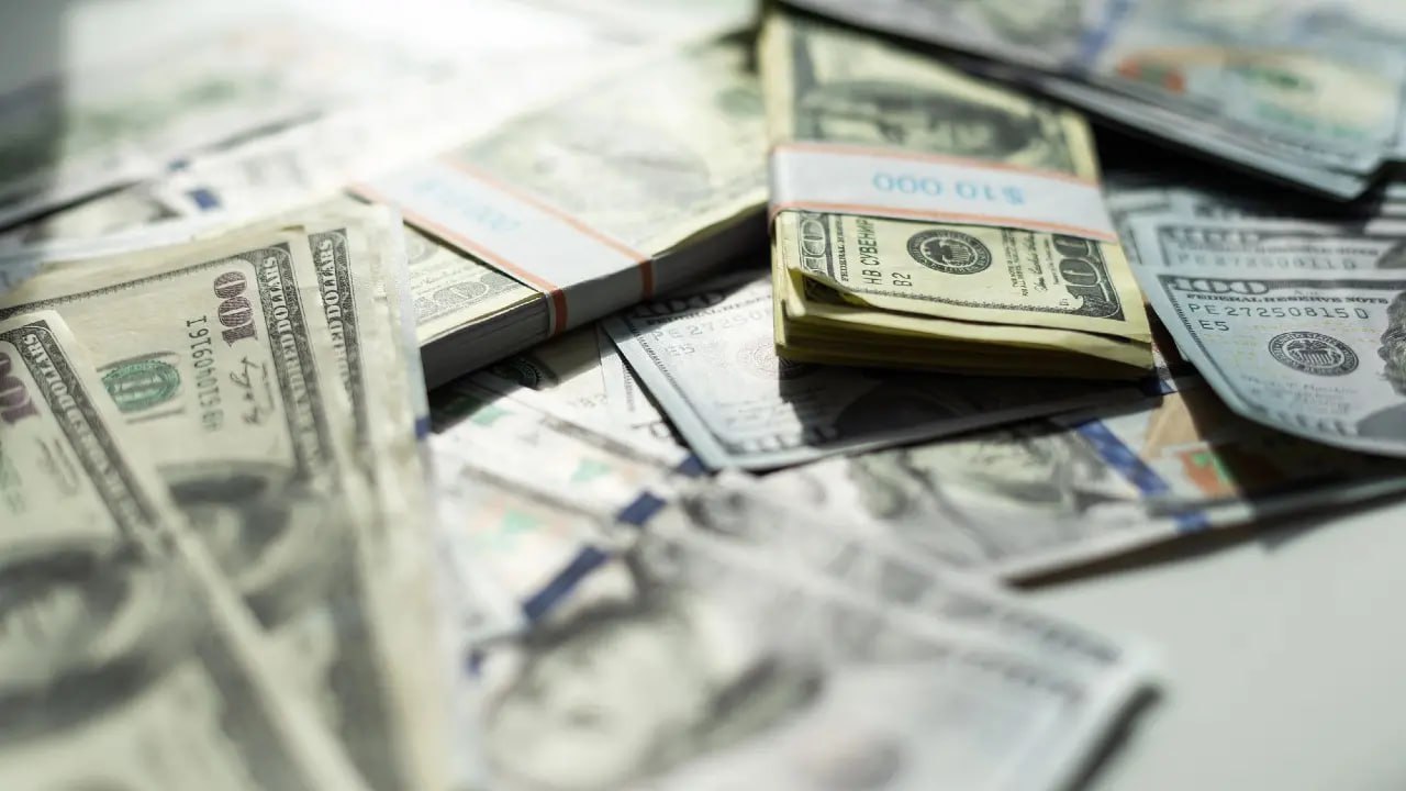 Валютные активы Нацфонда Казахстана выросли на 3 9 млрд долларов с начала года Валютные активы Национального фонда с начала 2025 года увеличились на 3 9 млрд За девять месяцев инвестдоход составил 7 1 млрд сообщили в Нацбанке В третьем квартале активы выросли до 62 7 млрд прирост обеспечил инвестдоход в 2 5 млрд Поступления в фонд за этот период составили 1 03 трлн тенге при этом на трансферты в бюджет было направлено 1 07 трлн тенге Ранее в правительстве прогнозировали что к 2035 году чистые валютные активы фонда могут достичь 109 9 млрд а ежегодный доход от управления в ближайшие три года около 1 трлн тенге