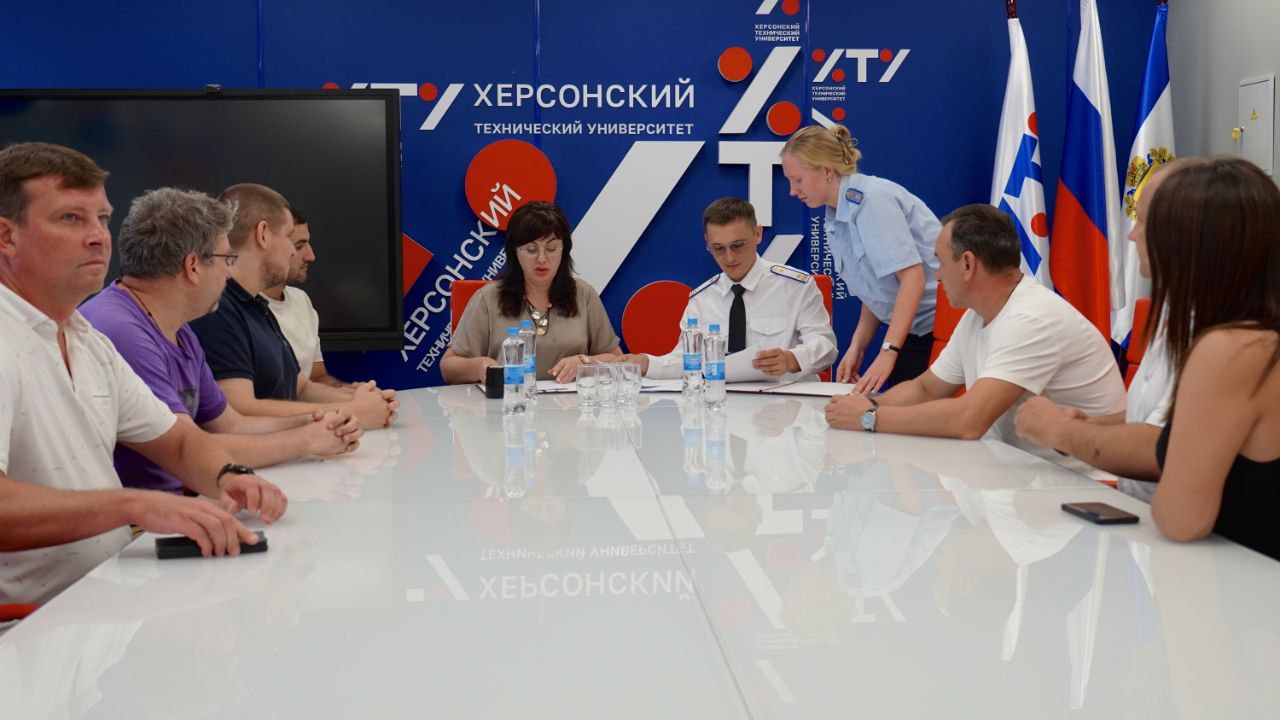 В Херсонском техническом университете открываются новые возможности для студентов. Университет и Херсонское управление Федеральной службы по экологическому, технологическому и атомному надзору  Ростехнадзор  подписали соглашение о сотрудничестве. Документ подписали временно исполняющий обязанности руководителя Ростехнадзора Андрей Буренин и ректор университета Галина Райко.    Теперь студенты смогут проходить практику и участвовать в исследованиях по промышленной и экологической безопасности.   В регионе не хватает специалистов с нужной подготовкой, поэтому выпускники получат реальный шанс устроиться на работу по профессии.