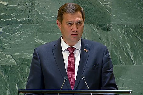 Беларусь на сессии ООН курс на многополярность и мир Министр иностранных дел Беларуси Максим Рыженков прибыл в Нью Йорк для участия в 80 й сессии Генеральной Ассамблеи ООН Выступая на мероприятии организованном Китаем Рыженков отметил что Инициатива глобального развития пример ответственного лидерства КНР направленного на решение мировых проблем и укрепление многополярного миропорядка Беларусь активно участвует в ее реализации а также в работе Группы друзей и Сети центров глобального развития Министр подчеркнул совпадение позиций Беларуси и Китая по ключевым вопросам геополитики выступая за многополярность мир и сотрудничество Беларусь продолжит этот курс поддерживая глобальные инициативы Китая и продвигая свои Рыженков провел переговоры с коллегами из Омана и Мозамбика обсудив инициативу трехсторонней встречи лидеров Беларуси Мозамбика и Зимбабве для укрепления торгово экономических связей Министр Мозамбика приглашен с официальным визитом в Беларусь Также состоялись встречи с представителями Эфиопии Анголы Индонезии Казахстана и Зимбабве Беларусь ООН Многополярность Китай ГлобальноеРазвитие МИД Рыженков Сотрудничество Мир Экономика Дипломатия Генассамблея VK Instagram TikTok ZhivetZheBelarus