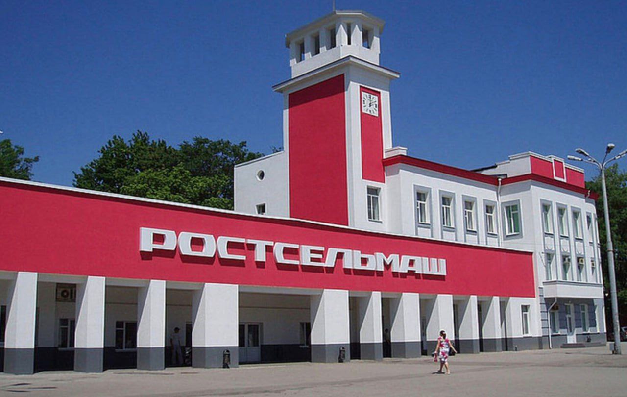 «Ростсельмаш» в Ростове оказался на грани неоплачиваемых отпусков сотрудников из-за трудностей с продажей 2,5 тысяч тракторов и комбайнов. Об этом заявила вице-спикер Госдумы Виктория Абрамченко. Антикризисные меры, включая перенос уплаты утилизационного сбора на 2025 год, помогли сохранить около 25 миллиардов рублей для производства и рабочих мест. Однако аграрии не могут обновлять технику из-за нехватки заёмных средств. Скидки и лизинг не решают эту проблему. Новые меры властей, такие как льготный лизинг через инфраструктурные облигации до 30 миллиардов рублей и региональные субсидии 20% от стоимости техники , начнут действовать только осенью 2025 года. Ростов на Дону в эфире