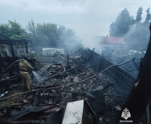 Ночью в центре Ульяновска на улице Льва Толстого вспыхнули сараи на пощади 600 кв. м Пожар ликвидировали 37 огнеборцев и 7 единиц техники. Встречаем воскресное утро с огоньком Подписывайтесь: 73online Присылайте новости