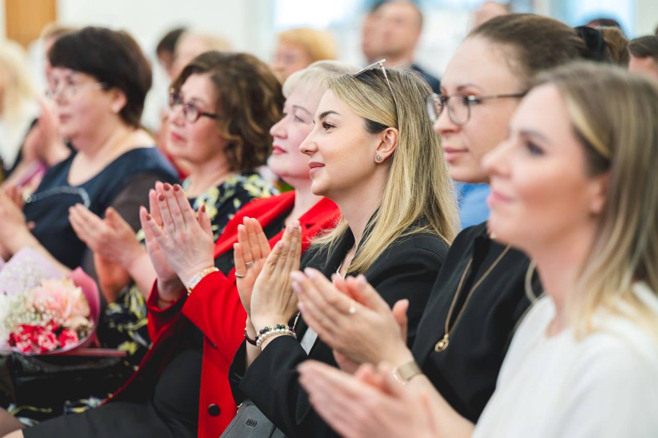 В преддверии Дня социального работника губернатор Андрей Чибис поздравил представителей отрасли с профессиональным праздником В областном Дворце культуры и народного творчества им. С.М. Кирова собрались руководители и специалисты центров соцподдержки и учреждений социального обслуживания населения. «В этой профессии случайных людей нет. Потому что забота о тех, кто в этой этом нуждается, неважно — живет он дома и соцработник приходит домой или находится в стационарном учреждении, все равно мы понимаем прекрасно, что это люди со своим характером, сложностями и это требует терпения, любви и уважения. Вы с этой задачей справляетесь», — сказал Андрей Чибис. Глава региона вручил награды 19 отличившимся представителям профессионального сообщества. «Порядка 319 тысяч северян пользуются разнообразными мерами поддержки и около 13 тысяч человек получают услуги во всех формах социального обслуживания. Сама армия людей, работающих в сфере социальной защиты тоже приличная — около 3 тысяч человек», — рассказал министр труда и социального развития Мурманской области Сергей Мякишев. Во время торжественной церемонии Андрей Чибис подчеркнул, что сегодня в условиях стремительного развития цифровых технологий перед социальными службами стоит важная задача — быть ближе к людям, используя современные инструменты.