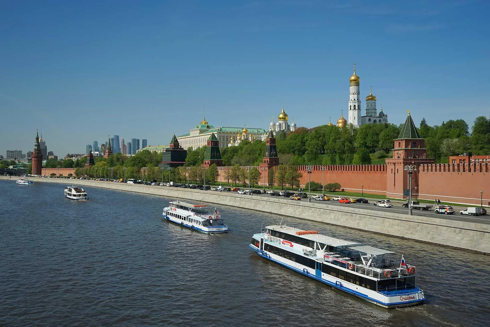 24 апреля по акватории Москвы реки через центральную часть столицы пройдет парад судов в честь начала сезона навигации Водный транспорт проследует по маршруту от Котельнической набережной до Новоандреевского моста Колонна начнет движение в 10 50   Подписывайтесь на Город Москва в Максе и Telegram