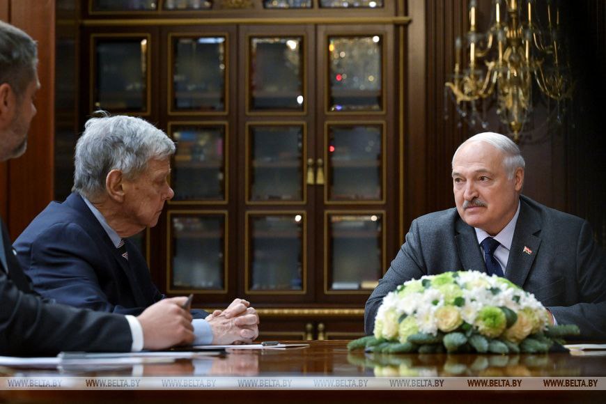 Белорусско американские переговоры во Дворце Независимости Президент Беларуси Александр Лукашенко провел встречу со спецпосланником США в Беларуси Джоном Коулом Джон я поздравляю тебя с новым назначением спецпосланником США в Беларуси Прим Ред Ты сейчас главный по Беларуси у нас Передайте Трампу что мы что то должны сделать в связи с этим И мы сделаем отметил на встрече Александр Лукашенко Он также дал положительную оценку действиям своего американского коллеги Президента США Говорят что Трамп любит лесть Но я не ради лести Хочу сказать что в последнее время он мне очень нравится своими действиями У нас много вопросов Мир меняется очень быстро появляются новые проблемы которые мы с вами должны обсудить А возможно и решить кое какие вопросы добавил Президент предваряя основной разговор Остальная часть встречи как обычно прошла за закрытыми дверями Как сообщили в пресс службе Президента Беларуси переговоры начались сегодня 12 декабря Планируется что они продолжатся и на следующий день