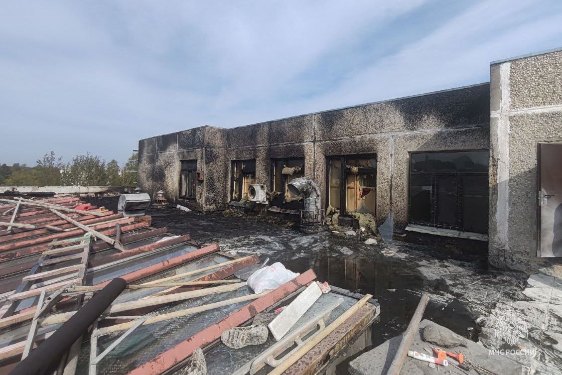 В 12 10 пожар в средней школе 3 г Киржач полностью ликвидирован В результате пожара сгорел утеплитель кровли школы на площади 150 кв м Предварительно причиной его возгорания стало нарушение требований пожарной безопасности при проведении ремонтных работ Пострадавших нет По уточнённой информации эвакуированы 417 человек 371 ребенок и 46 взрослых Тушение осуществляли 32 человека привлекалось 10 единиц техники mchs33 Подписывайся на МЧС России в Telegram MAX