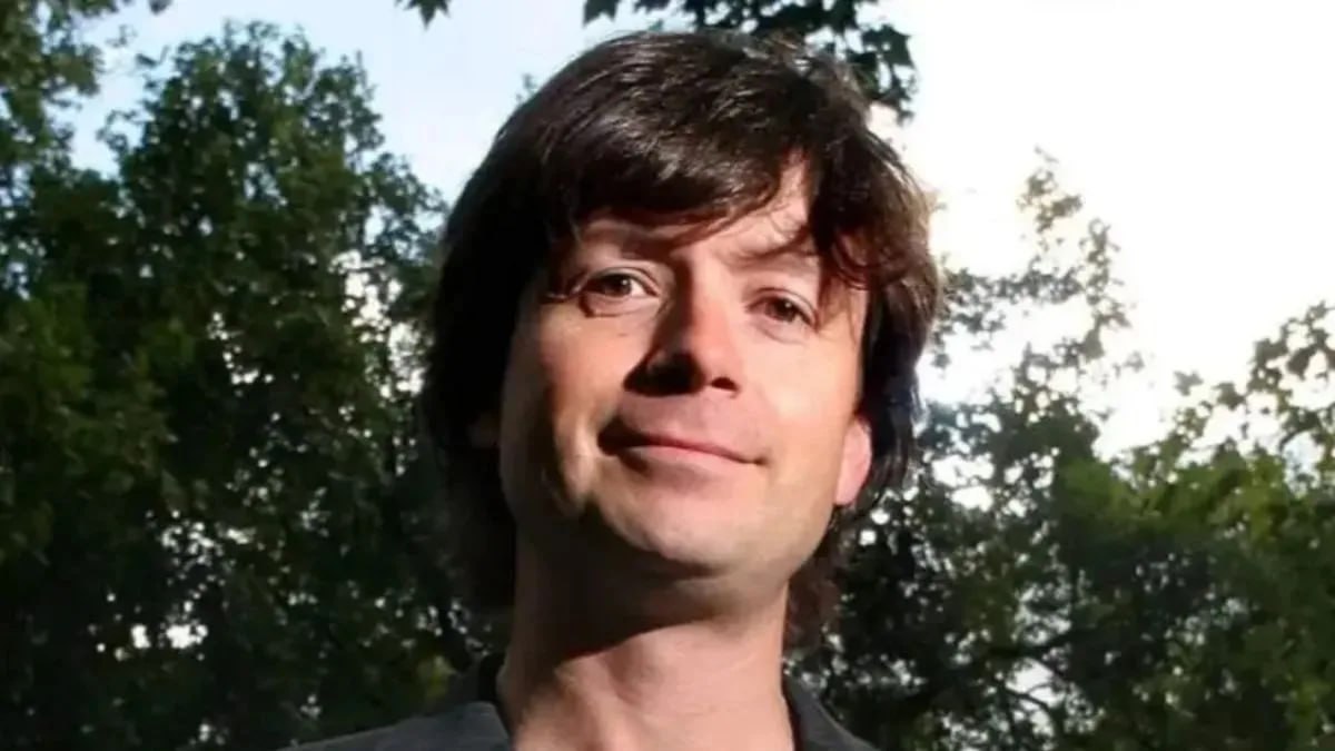 Сооснователь британского онлайн ретейлера ASOS погиб в Таиланде Тело 58 летнего Квентина Гриффитса нашли под окнами многоэтажного дома в курортном городе Паттайя Бизнесмен упал с балкона своих апартаментов на 17 м этаже пишет Daily Mail со ссылкой на экстренные службы Местная полиция осмотрела апартаменты и не обнаружила признаков борьбы но окончательные выводы о причинах смерти будут сделаны только после патологоанатомической экспертизы Известно что в последнее время предприниматель конфликтовал со своей бывшей супругой Она обвиняла Гриффитса в хищении 500 тыс фунтов из средств компании которой они управляли совместно В 2025 году женщина заявила что Гриффитс подделал документы для продажи земельного участка и долей в бизнесе без ее ведома Предпринимателя задержали и допросили в связи с этими обвинениями но он отрицал свою вину и оставался на свободе пока шло следствие Гриффитс стал сооснователем Asos в 2000 году а спустя четыре года покинул руководство компании но остался крупным акционером Со временем ASOS превратился в крупного международного онлайн ретейлера стоимостью 3 млрд фунтов Одежду бренда Asos носили принцесса Уэльская Кэтрин и бывшая первая леди США Мишель Обама Фото Instagram