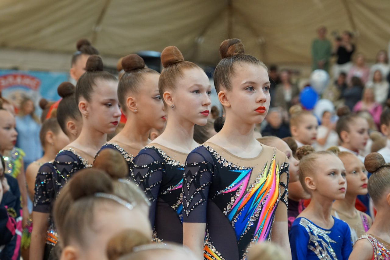 А еще сегодня в Барнауле открылся Международный фестиваль по художественной гимнастике «Динамо» – детям России». Он посвящен 80-летию Победы в Великой Отечественной войне. До 4 мая свое мастерство в спортивном центре «Эланс» будут демонстрировать больше тысячи гимнасток из десяти стран, включая 61 команду из России. Серьезную конкуренцию гостьям составят алтайские гимнастки из Барнаула, Бийска, Рубцовска, Новоалтайска и Ярового. Будем болеть за наших девчонок и наслаждаться одним из самых красивых видов спорта.