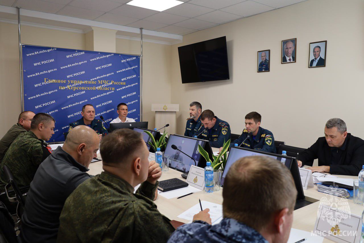 В Главном управлении Херсонской области состоялось совещание рабочей группы при КЧС и ОПБ по вопросу организации тушения лесных пожаров на территории области Заседание прошло под председательством начальника Главного управления МЧС России по Херсонской области Саварбека Даурбекова. На мероприятии также присутствовал Первый заместитель Губернатора Херсонской области Павел Шувалкин, представители заинтересованных ведомств и учреждений.