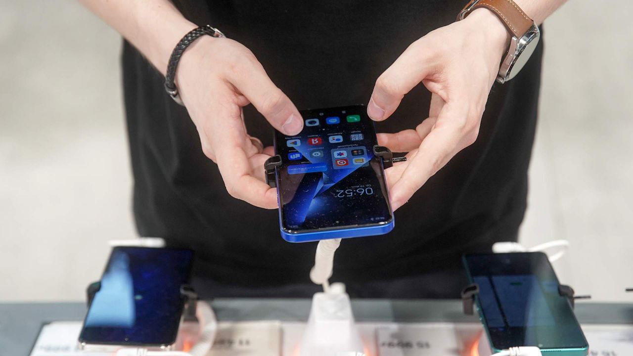 В России начали дорожать смартфоны: цены поползли вверх во второй половине весны и достигли 10%, рассказали «Известиям» продавцы гаджетов и аналитики. При этом продажи сократились на 15–20%. Нарастить их не помогло даже укрепление рубля — рост стоимости комплектующих для этих гаджетов и логистических издержек толкают цены вверх, отмечают эксперты.