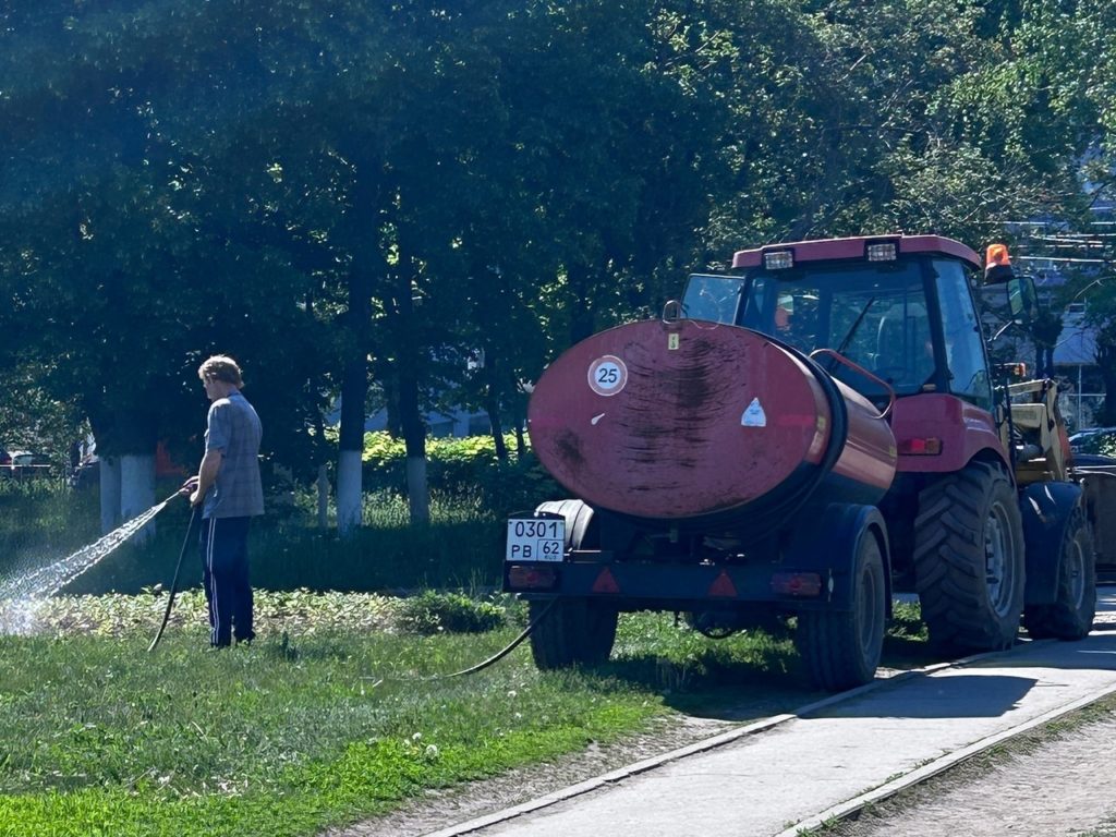 В Рязани продолжается работа по уборке и благоустройству Как сообщает городская администрация, сегодня днем сотрудники дирекции благоустройства во всех районах собирают случайный мусор, очищают урны, выполняют уборку остановок. Продолжается выкашивание газонов и ямочный ремонт. Подрядчик выполняет ремонт Троицкого моста и подземного пешеходного перехода на Московском шоссе у остановки «Барс». На улицах Костычева, Фрунзе, Краснорядская, Чкалова, Мусорского, Корнилова, Юбилейная, проезд Яблочкова ремонтируют дороги и тротуары. Газоны выкашивают на Восточной окружной дороге, улицах Есенина, Дзержинского, Кальная, Быстрецкая, Касимовское шоссе. На улице Промышленной убирают скошенную траву. Тракторы-щетки работают на улицах Первомайский проспект, Есенина, Циолковского, Свободы, Дзержинского, Вокзальная, Высоковольтная, Есенина, Ленина, Горького, Спортивная и других. Бригады мехуборки работают на улицах 2-я Линия и Шевченко. Ямочный ремонт запланирован на Касимовском шоссе, 2-м Вокзальном проезде, ...