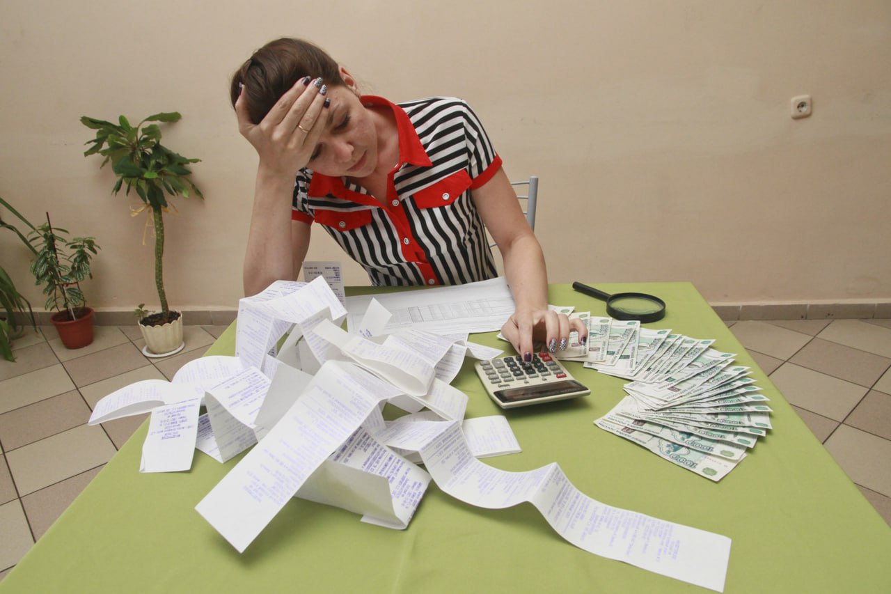 Министр транспорта Якутии рассказал о переправах и тарифах в межсезонье В новом выпуске программы Якутия в деталях министр транспорта и дорожного хозяйства республики Владимир Сивцев подробно рассказал о работе транспортной системы в условиях межсезонья особенно в период ледостава Он уделил особое внимание организации перевозок с использованием судов на воздушной подушке и аэроботов которые становятся незаменимым видом транспорта в северных регионах Министр подчеркнул что важнейшей задачей является обеспечение безопасности и доступности пассажирских перевозок в сложных климатических условиях Якутии В условиях смены сезонов и появления льда на реках традиционные водные маршруты становятся недоступными и на смену им приходят специальные суда способные передвигаться и по воде и по льду Особое внимание Владимир Сивцев уделил формированию тарифов в межсезонный период Он отметил что тарифы рассчитываются исходя из затрат на эксплуатацию техническое обслуживание и безопасности перевозок а также учитывают социальную значимость маршрутов Государственные субсидии позволяют сохранять экономическую доступность проезда для жителей отдалённых районов Министр транспорта отметил что в рамках государственной политики уделяется большое внимание развитию инновационных видов транспорта таких как аэроботы которые повышают устойчивость транспортной системы региона и способствуют социально экономическому развитию Переправы и межсезонные маршруты остаются жизненно важными для доставки людей грузов и обеспечения связности территорий Владимир Сивцев также рассказал о планах по дальнейшему развитию транспортной инфраструктуры совершенствованию безопасности и повышению качества услуг для жителей Якутии Такие меры направлены на улучшение качества жизни и создание комфортных условий для перемещения людей в самых отдалённых уголках республики Таким образом министерство транспорта продолжает активно работать над решением сложных транспортных задач Арктического и северного регионов обеспечивая стабильную безопасную и доступную логистику в условиях меняющегося климата и сезонных природных ограничений