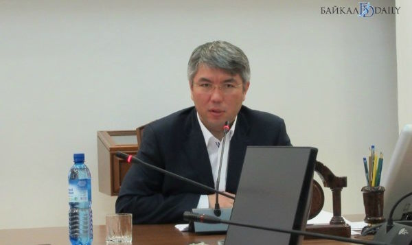 Проверка будет полной и объективной Алексей Цыденов глава Бурятии высказался на своих страницах в соцсетях о случае дискриминации жительницы Бурятии Марии В соцсетях распространилась информация о её задержании во время новогодних каникул полицейскими Подольска у женщины не оказалось паспорта и её продержали в отделе 17 часов попутно унижая её национальное достоинство фразами о бурятах на СВО Информация по ситуации с Марией поступила ко мне 14 января написал Цыденов в своём телеграм канале днём 17 января В этот же день я связался с руководством министерства внутренних дел непосредственно с заместителем министра Мы обсудили произошедшее МВД было дано поручение по вертикали о разборе ситуации По словам главы Бурятии уже с 14 января этим вопросом лично занимается начальник УВД по городу Подольску Со стороны Марии подано заявление в Следственный комитет Он тоже проводит проверку Подробнее по ссылке