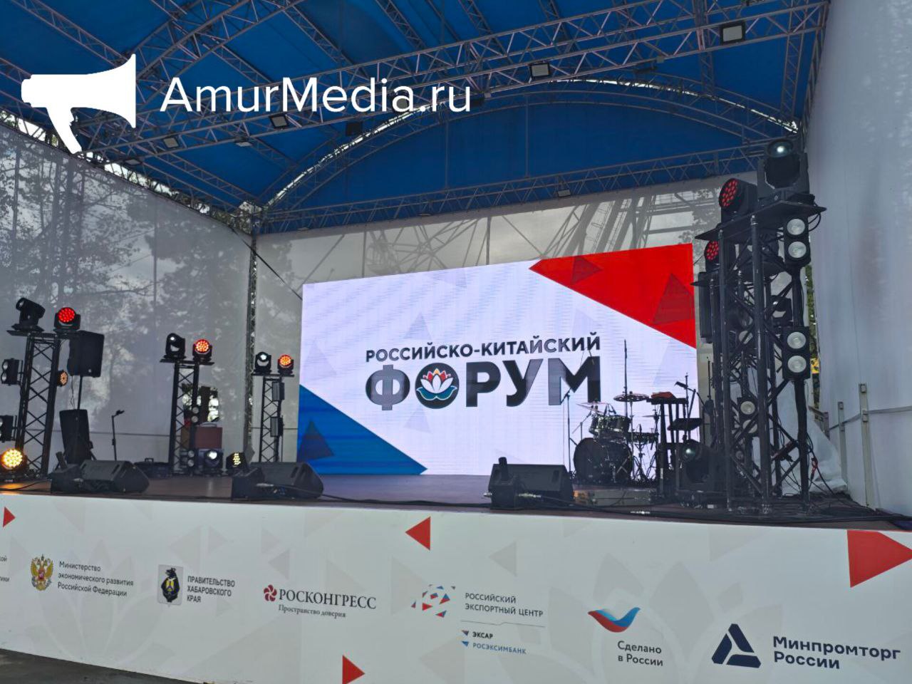 Оладьи с щучьей икрой предлагают попробовать на гастрофестивале в Хабаровске На набережной стадиона им. Ленина проходит фестиваль кухонь России и Китая "Два берега — один Амур" 0+ . В шатрах у универсального спортивного комплекса работают шефы из российских ресторанов, которые предлагают гостям отведать блюда с дальневосточным акцентом. "Мы сегодня презентуем кухню Дальнего Востока и готовим из дичи, папоротника, черемши и клоповки. То есть у нас представлены самые характерные эндемики для Хабаровского края и регионов ДФО", — отметил хабаровский бренд-шеф Евгений Паластин. По словам участников фестиваля, кухни России и Китая очень сильно переплетаются по своим вкусам, что-то дальневосточники берут от соседей, а что-то китайские повара успешно интегрируют в свои блюда. "Меня любая кухня мира вдохновляет на создание блюд, которые сочетаются с тестом. В нашем случае это оладьи, которые мы сегодня подаем с щучьей икрой", — рассказал еще один шеф из Хабаровска Роман Горячев. В палатках, где колдуют повара из северо-восточных провинций КНР, жители и гости вкусного праздника смогут попробовать блюда аутентичной китайской кухни. Гастрофестиваль "Два берега — один Амур" – одно из культурных мероприятий Российско-Китайского форума 18+ , который стартует в Хабаровске завтра, 19 мая. #РКФ2025 AmurMedia Прислать новость