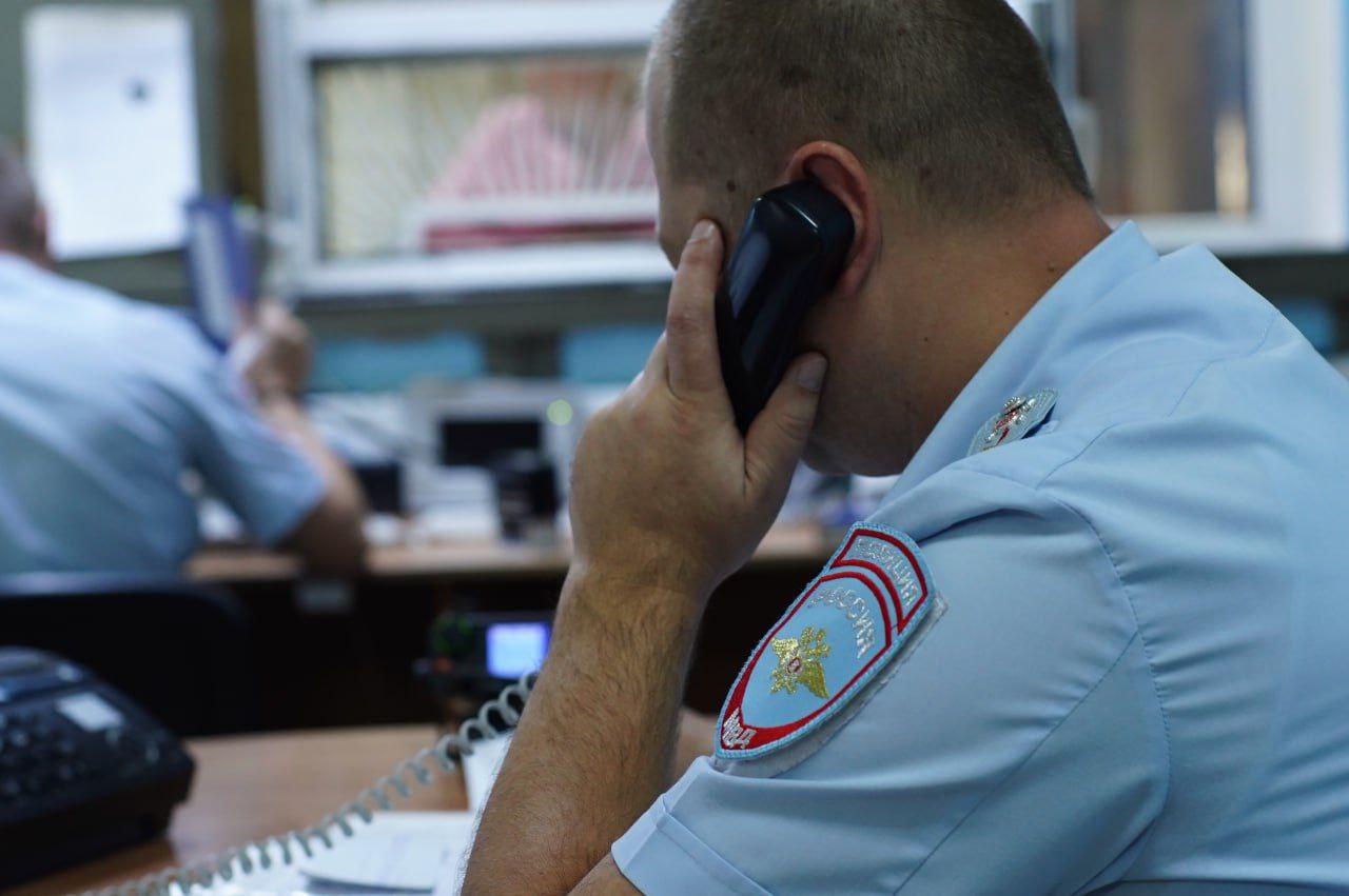 Банда агрессивных молодых людей избивала прохожих на улицах Краснодара Полиция начала проверку после массовой драки в микрорайоне Россинского в Краснодаре. Об этом сообщили в ГУ МВД России по Краснодарскому краю. – Данный факт зафиксирован сотрудниками правоохранительных органов. В настоящее время проводятся оперативные мероприятия, направленные на установление личностей и поиск лиц, причастных к данному происшествию, – уточнили в пресс-службе ведомства. Жители Краснодара пожаловались на компанию агрессивных молодых людей, которые без причины нападали на прохожих. По свидетельству очевидцев, в разных частях города происходят инциденты, предположительно, совершаемые одной и той же группой, насчитывающей от 20 до 30 человек. Телеканал «Краснодар» написать
