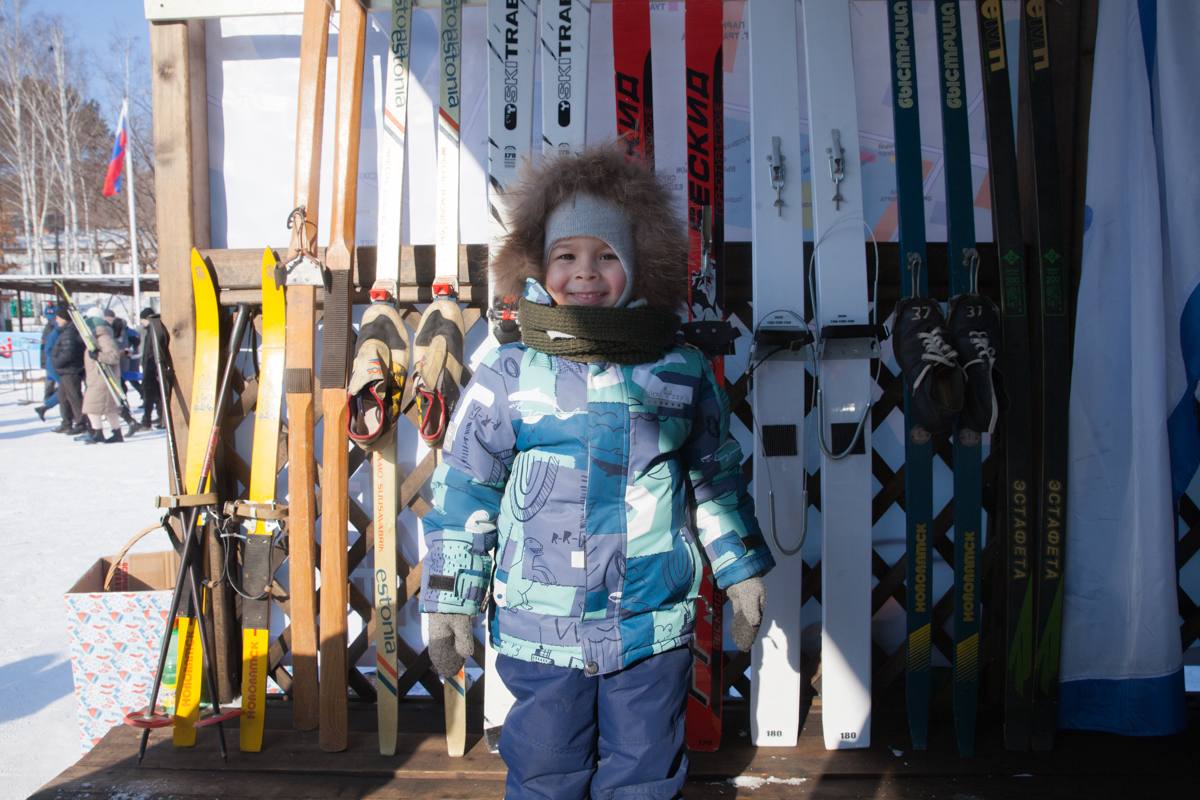 У благовещенцев появится возможность заниматься лыжным спортом прямо рядом с домом По поручению мэра Олега Имамеева на 16 пришкольных стадионах города этой зимой оборудуют общедоступные лыжные трассы Их уже обустроили в 11 школах города еще пять школ закончат подготовку площадок до 15 декабря Лыжню прокладывают на территории стадионов где нет искусственного покрытия  Воспользоваться лыжней могут все желающие бесплатно Расписание работы можно найти в холлах школ а также по этой ссылке  Важно помнить прокат лыж в школах не предусмотрен Поэтому чтобы прокатиться нужно иметь собственный инвентарь ampravda