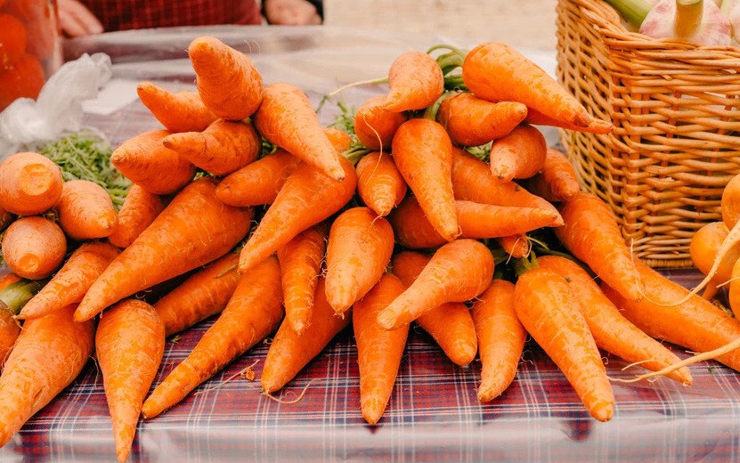 Подорожали продукты За неделю в Удмуртии морковь подорожала на 14,5%, выросли цены на печенье, молоко, яблоки и маргарин, а подешевели огурцы, яйца, картофель, помидоры, сыры и другие продукты; из непродовольственных товаров подорожали мыло и прокладки, тогда как подгузники, зубные щетки и туалетная бумага стали дешевле. #Ижевск #Удмуртия