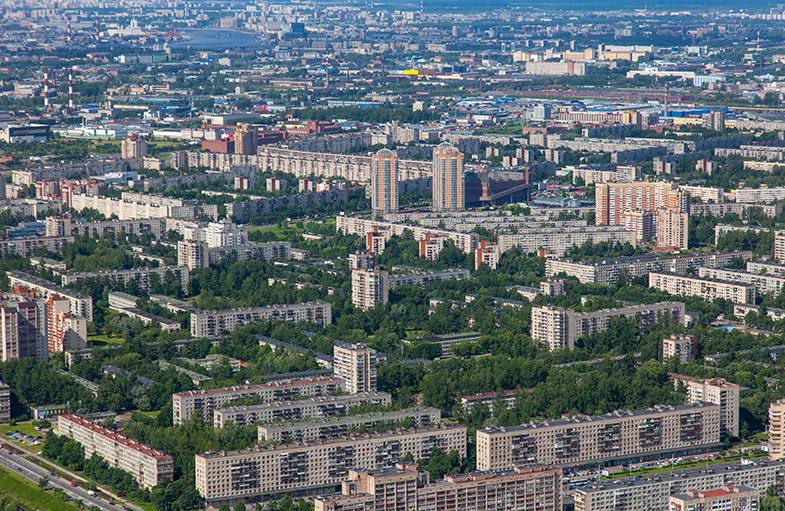 Аренда жилья в Санкт-Петербурге за последний год подорожала в среднем на 17%. Больше всего выросли цены во Фрунзенском районе — на 35,3% до 50 300 рублей, в Выборгском — на 30,8% до 43 700 рублей, и в Красногвардейском — на 30,1% до 40 100 рублей. Наименьший рост показали Московский район — на 10,4% до 48 600 рублей, и Василеостровский — на 11,1% до 71 200 рублей.