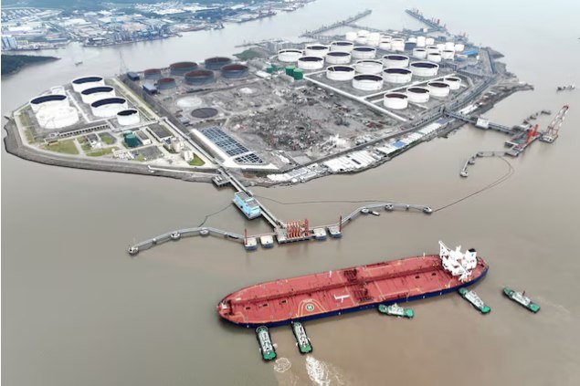 Импорт нефти в Китай обновил рекорд Импорт сырой нефти в КНР установил исторический максимум как в декабре 2025 года так и суммарно за весь прошедший год Декабрьский показатель превысил декабрьские данные 2024 года на 17 а ноябрьские результаты текущего года на 6 4 Фактические числа отсутствуют investing investing