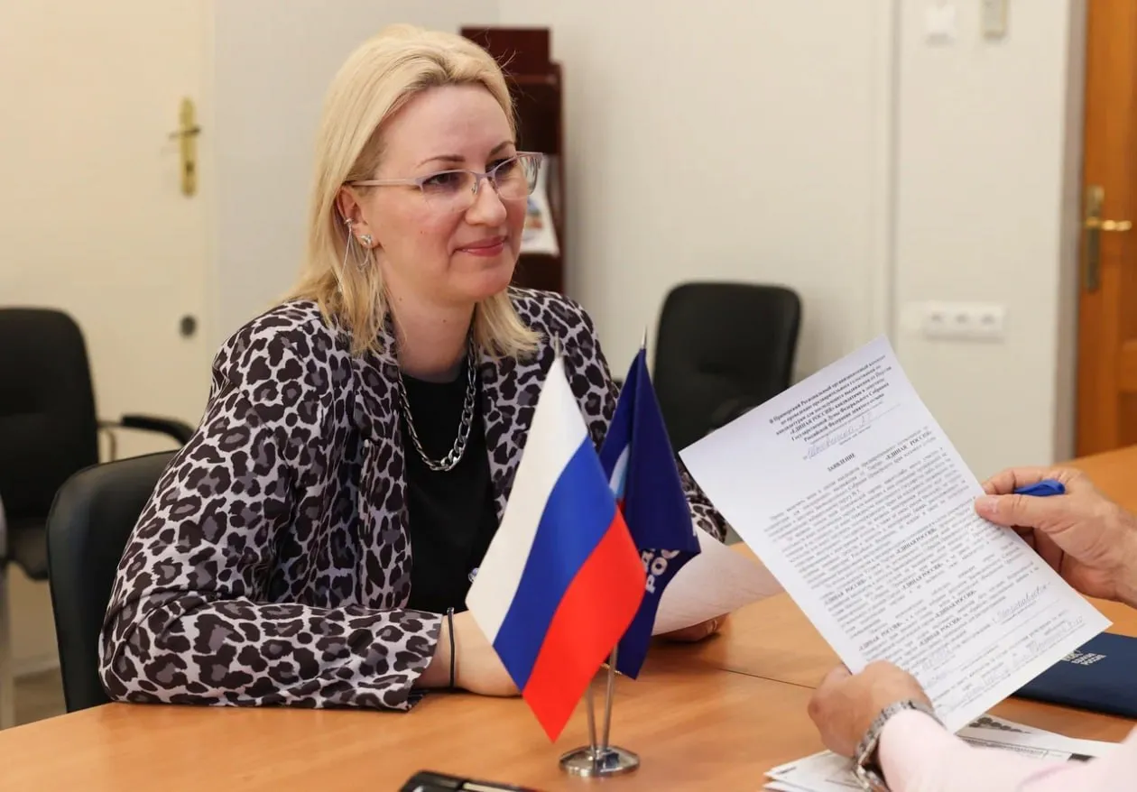 Единая Россия определила куратора предвыборной программы в Приморье Координацией сбора предложений избирателей для формирования Народной программы Единой России займется руководитель благотворительного фонда Надежный тыл регионального штаба Комитета семей воинов Отечества и участница праймериз Алена Штыбина По предложению губернатора Олега Кожемяко общественница возглавила штаб общественной поддержки края Живем в Приморье До этого им руководил уполномоченный при главе региона по вопросам взаимодействия с участниками СВО Алексей Ефимов Ее личный опыт как жены участника специальной военной операции которая прошла через непростые жизненные обстоятельства во многом сформировал ее характер и особое внимание к людям приводит слова Олега Кожемяко пресс служба регионального правительства Алена Штыбина принимает участие в предварительном голосовании Единой России и планирует баллотироваться в парламент региона по округу 5 В его границы входит часть Первореченского района Владивостока Фото primоrsk еr   PrimaMedia в       подпишись 18