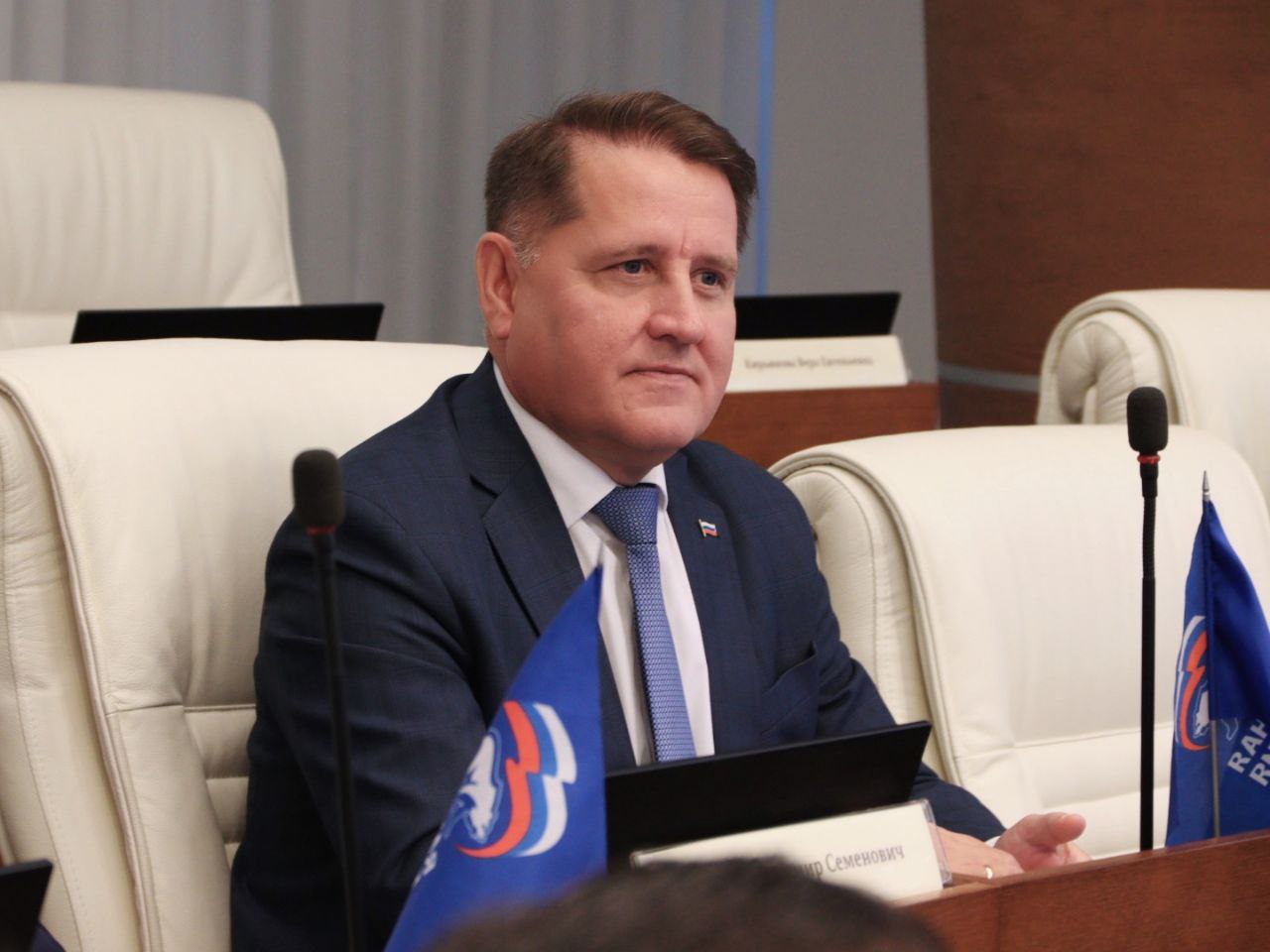 Александр Козюков первый вице спикер краевого парламента Кандидатуру депутата на пост зампреда Законодательного Собрания Пермского края единогласно поддержали его коллеги на сегодняшнем заседании Избрание первого вице спикера прошло путём тайного голосования среди парламентариев На этом же заседании депутаты приняли досрочное прекращение полномочий первого вице спикера Вячеслава Григорьева в связи с его назначением на должность сенатора Российской Федерации от Пермского края Напомним что Александр Козюков избран депутатом Законодательного Собрания Пермского края четвертого созыва 19 сентября 2021 года от регионального отделения партии Единая Россия С 2019 по апрель 2021 года возглавлял Управление Россельхознадзора по Пермскому краю в 2017 2019 годы министр сельского хозяйства и продовольствия региона с 2009 по 2017 год был главой Уинского муниципального района Пермского края Парламент Пермский край