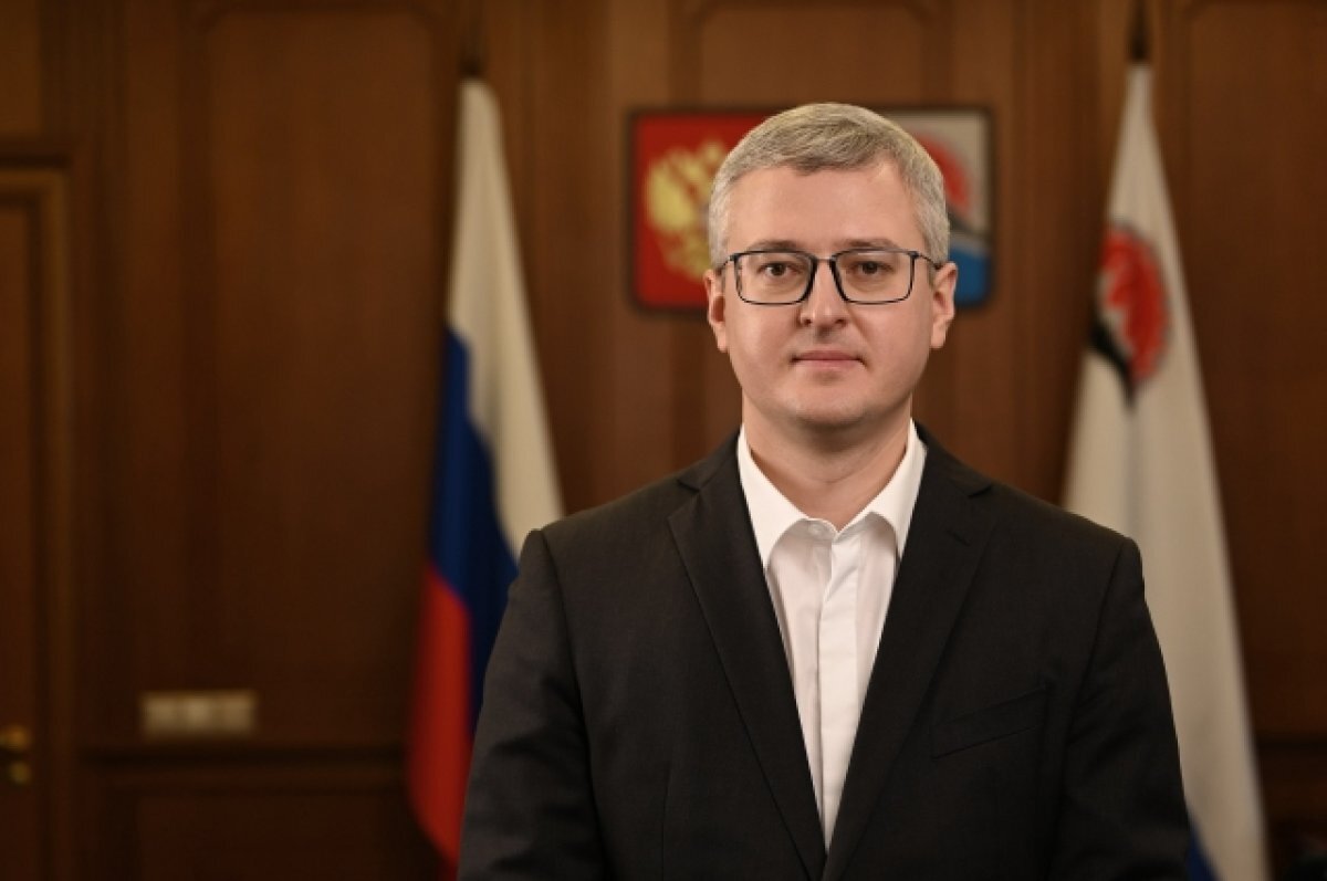 На Камчатке расширяют возможности материнского капитала Жительница Камчатки пожаловалась губернатору Владимиру Солодову что материнский капитал на второго ребёнка невозможно направить на ремонт жилого помещения Изменения в законодательство Камчатского края обсуждались но не были реализованы Считаю что в определённых случаях нужно разрешить направление регионального маткапитала на подобные нецелевые расходы Мы это обсуждали около 30 тысяч рублей ежемесячно можно направлять на расходы не прописанные в условиях пользования маткапиталом если семья относится к малообеспеченным До конца года нужно принять необходимые поправки в регулировании сказал губернатор Камчатского края Владимир Солодов На сегодня краевой материнский капитал при рождении второго ребёнка можно направить на приобретение жилья оплату обучения детей социальную адаптацию детей инвалидов Маткапитал при рождении первого третьего и последующих детей можно направить на улучшение жилищных условий образование детей приобретение автомобиля получение детьми платных медицинских услуг санаторно курортного лечения оплату детского сада ремонт жилого помещения оплату газоиспользующего оборудования и строительству газопровода внутри границ земельного участка Камчатка