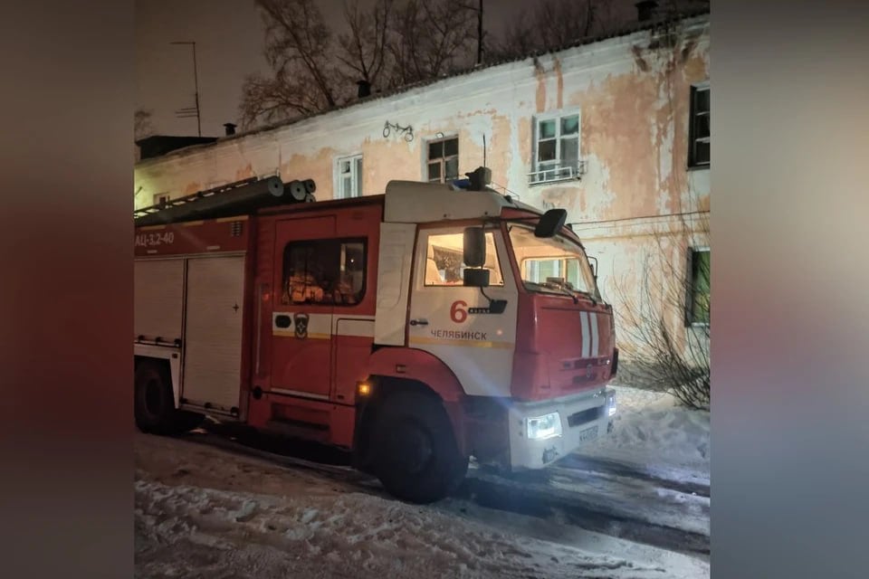 Обожглась и отравилась: в Челябинске пенсионерку эвакуировали из горящего дома  В Челябинске ранним утром 6 марта случился пожар на улице Ереванской. Загорелась квартира на верхнем этаже двухэтажки. Пятеро жильцов заметили пожар и вовремя выбежали из дома. Но без помощи пожарных не могла выбраться 75-летняя женщина. Она успела получить ожоги и сильно надышалась угарным газом. Спасатели эвакуировали пенсионерку и передали под опеку врачей. Женщину увезли в больницу.  Пожар удалось потушить. Эксперты выясняют, из-за чего он возник.