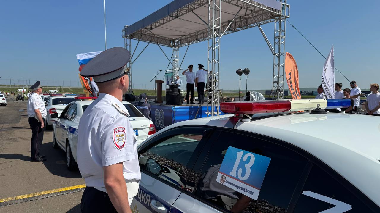 13 ежегодное первенство по кольцевым автогонкам среди инспекторов ДПС Сибирского федерального округа официально стартовало! Участников поприветствовал начальник ГУ МВД России по Красноярскому краю Александр Соловьёв и начальник управления по безопасности губернатора региона Александр Иванов. Итак, гонка началась! Первые участники уже вовсю соревнуются между собой! Давайте поддержим наших пилотов! ГУ МВД России по Красноярскому краю