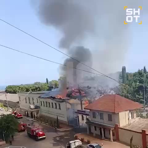 Пожар в административном здании в Дербенте: МЧС на месте происшествия