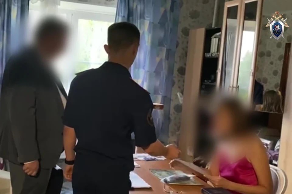 В Челябинске силовики задержали адвоката за подкуп жертвы преступления  В Челябинске задержали адвоката. Женщину подозревают в мошенничестве и подкупе. По версии следствия, прошлой осенью адвокат получила 800 тыс. рублей от представителей клиента. Она обещала, что решит проблему с уголовным делом и точно обеспечит мужчине наказание, не связанное с лишением свободы. При этом возможности гарантировать исход судебного разбирательства у нее не было.  А нынешней весной женщина передала потерпевшему по уголовному делу деньги и ценности – в сумме на 190 тыс. рублей. В обмен она просила жертву преступления дать ложные показания. Это помогло бы в суде клиенту адвоката.  — Преступление выявлено сотрудниками УФСБ России по Челябинской области, которыми осуществляется оперативное сопровождение по уголовному делу, — сообщили в СУ Следственного комитета по Челябинской области. — В настоящее время проводятся обысковые мероприятия.