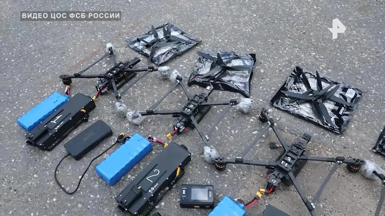 Агента СБУ отправили в тюрьму за подготовку терактов 49 летний мужчина делал схроны с беспилотниками в Нижегородской области Его приговорили к 21 году колонии строгого режима Осуждённого также обязали выплатить штраф в размере 700 тысяч рублей По данным ФСБ уроженца Киева имеющего российское гражданство завербовали в 2024 году когда он проживал на Украине За деньги он должен был осуществлять террористические акты с использованием беспилотных летательных аппаратов в Нижегородской области Под руководством куратора злоумышленник был обучен конспиративным способам связи посредством мессенджера WhatsApp обращению со взрывчатыми веществами проинструктирован о способах и методах выполнения заданий и снабжен денежными средствами для проведения подрывной деятельности пишет Интерфакс со ссылкой на ФСБ Мужчину задержали с поличным при организации тайника При нём обнаружили взрывчатку БПЛА документы и средства связи Были возбуждены уголовные дела госизмене и незаконном приобретении и хранении взрывных устройств Предложи новость Подпишись на МАХ
