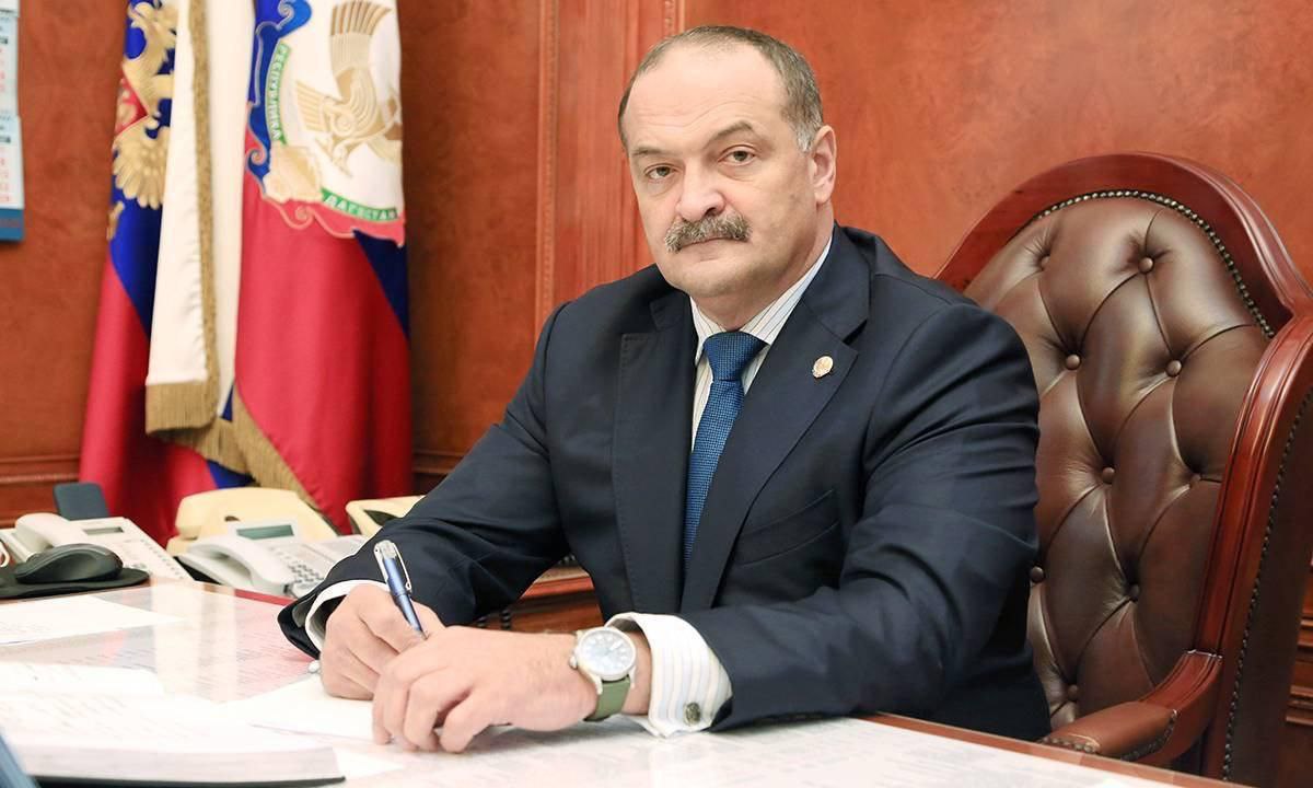 Глава Дагестана о напряженности между Азербайджаном и Россией Возникшие в отношениях России и Азербайджана трудности вызывают тревогу, однако ситуация будет разрешена «мирным путем, с учетом интересов народов», заявил глава Дагестана Сергей Меликов. Он допустил, что сейчас могут быть предприняты попытки спровоцировать дагестанцев и «втянуть в конфликты, склонить к поступкам, за которые потом будет стыдно». «Мы с тревогой и болью наблюдаем за тем, что сегодня происходит в мире. К сожалению, в отношениях между Россией и Азербайджаном возникли определенные трудности. Но я убежден, что все они будут разрешены мирным путем, с учетом интересов народов и уважением к истории наших отношений. В такие непростые времена всегда находятся те, кто стремится использовать ситуацию в своих целях – чтобы ослабить Россию изнутри, посеять рознь, настроить братские народы друг против друга. Особенно это касается многонационального Дагестана, который на протяжении десятилетий живет в мире и согласии со своими ближайшими соседями. В нашей республике очень много выходцев из Азербайджана, которые считают Дагестан своим домом. Наши связи больше, чем географические. Это история, родственные узы, культура, совместная жизнь. Хочу подчеркнуть, что именно в Дагестане азербайджанцы являются коренным народом! Однако сейчас возможны попытки спровоцировать нас, втянуть в конфликты, склонить к поступкам, за которые потом будет стыдно. Это уловки тех, кто не желает ни Дагестану, ни Азербайджану, ни всей России мира и стабильности. Мы уже не раз видели, как внешние силы пытаются дестабилизировать ситуацию чужими руками. В конечном итоге они терпели неудачу, потому что мудрость, единство и отзывчивость нашего народа оказывались выше этих грязных игр. Я обращаюсь ко всем: и к дагестанцам, и к нашим братьям-азербайджанцам – не дайте вбить клин между нами. Не поддавайтесь эмоциям, не ведитесь на провокации, не опускайтесь до бытового национализма. Верьте только официальной и проверенной информации! Мы вместе прошли через многое и пройдем через это. Все трудности временны, а братство и достоинство остаются с нами навсегда», — сказал Меликов.