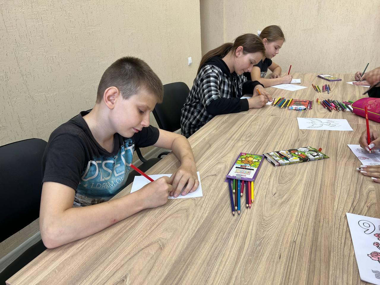 «Открытки Победы» из Адыгеи отправятся в Херсонскую область Участники художественной самодеятельности и волонтеры Келермесского СДК Гиагинского района Адыгеи в преддверии праздника Победы сделали своими руками поздравительные открытки для жителей Генического, Новотроицкого, Ивановского и Нижнесерогозского муниципальных округов Херсонской области. «Мероприятие «Открытка Победы» стало настоящим символом единства и уважения к Великой Победе! Каждый рисунок и каждая подпись, созданные нашими талантливыми участниками, наполнены теплотой и патриотизмом», - рассказали организаторы акции.