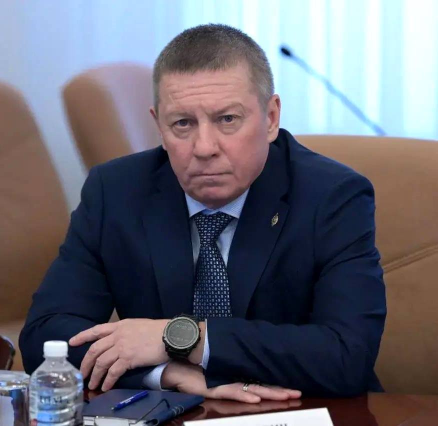 Новое назначение в краевом правительстве Начальником главного управления правительства Хабаровского края по взаимодействию с правоохранительными органами назначен Игорь Гуревич Его официально представил коллегам губернатор Дмитрий Демешин Игорь Юрьевич коренной хабаровчанин У него блестящее образование и большой опыт службы в Вооружённых силах органах МВД и войсках национальной гвардии РФ Гуревич имеет множество наград в том числе медаль За отвагу и медали ордена За заслуги перед Отечеством I и II степеней Новому начальнику управления губернатор поручил усилить работу по приоритетным сегодня направлениям В частности это задачи связанные со специальной военной операцией