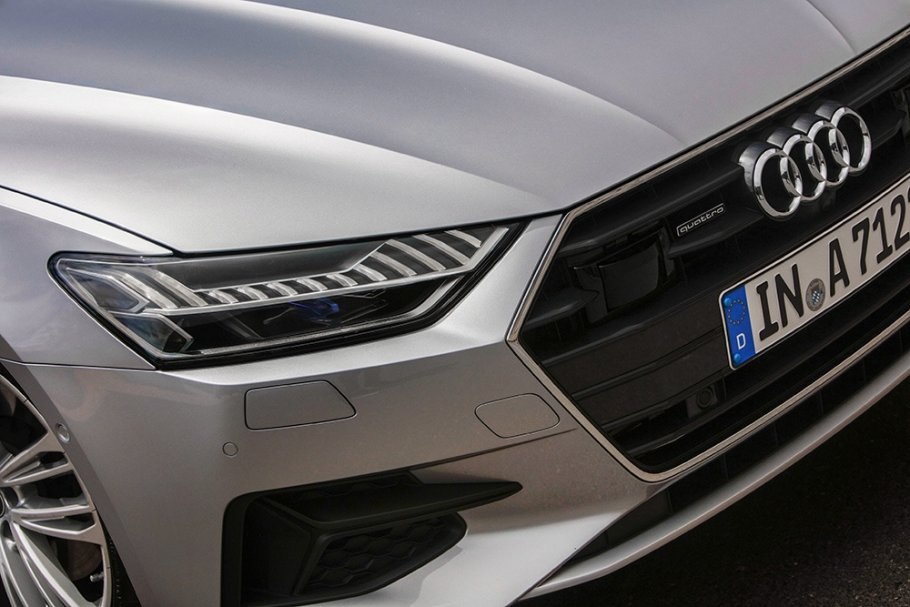 В России прошла регистрация трех товарных знаков Audi Компания Audi получила исключительные права на несколько товарных знаков на территории России Информация об их регистрации размещена в открытой базе данных Роспатента Заявка на товарный знак Audi была подана в феврале 2025 года и одобрена 1 декабря Срок действия регистрационного свидетельства установлен до июля 2035 года Правообладателем указан концерн Audi AG Ингольштадт Германия Регистрация охватывает широкий перечень классов В их числе автомобили масла и смазочные материалы электронные приборы сопутствующие товары одежда обувь аксессуары и игрушки Кроме того товарный знак распространяется на услуги связанные с культурными и спортивными мероприятиями Помимо основного наименования Audi также закрепила в России права на обозначения Allroad и Sportback В России марка Audi официально не представлена Фото Пресс служба Audi