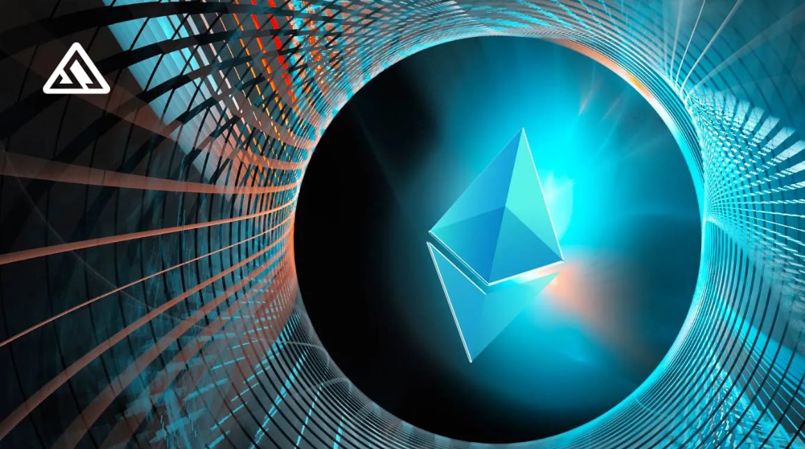 Том Ли прогнозирует Ethereum по $15 000! Глава совета директоров Bitmine Immersion Technologies и сооснователь Fundstrat Том Ли дал оптимистичный прогноз по Ethereum. По его словам: В краткосрочной перспективе — ETH может достичь $4000 уже к концу июля В среднесрочной — цена может вырасти до $15 000 Сейчас ETH торгуется на уровне $3800, показав рост,+3,8% за сутки, +25% за неделю, +50% за месяц. Прогноз основан на модели, разработанной аналитиком Fundstrat Шоном Фарреллом. В ней Ethereum оценивается как инфраструктурный актив — своего рода «софтверная платформа» криптоиндустрии. Именно поэтому ETH может оцениваться выше — по аналогии с IT-компаниями, которые имеют более высокие мультипликаторы по EBITDA, чем, например, потребительские бренды. Том Ли отметил, что такие гиганты, как JPMorgan JPMD и Robinhood, строят свои проекты именно на Ethereum. Это усиливает институциональное доверие к сети и повышает ее долгосрочную ценность. По мнению Ли, диапазон $10 000–15 000 за ETH вполне реалистичен уже к концу 2025 года — а может быть, и раньше. Mining Cluster TG Dzen Web