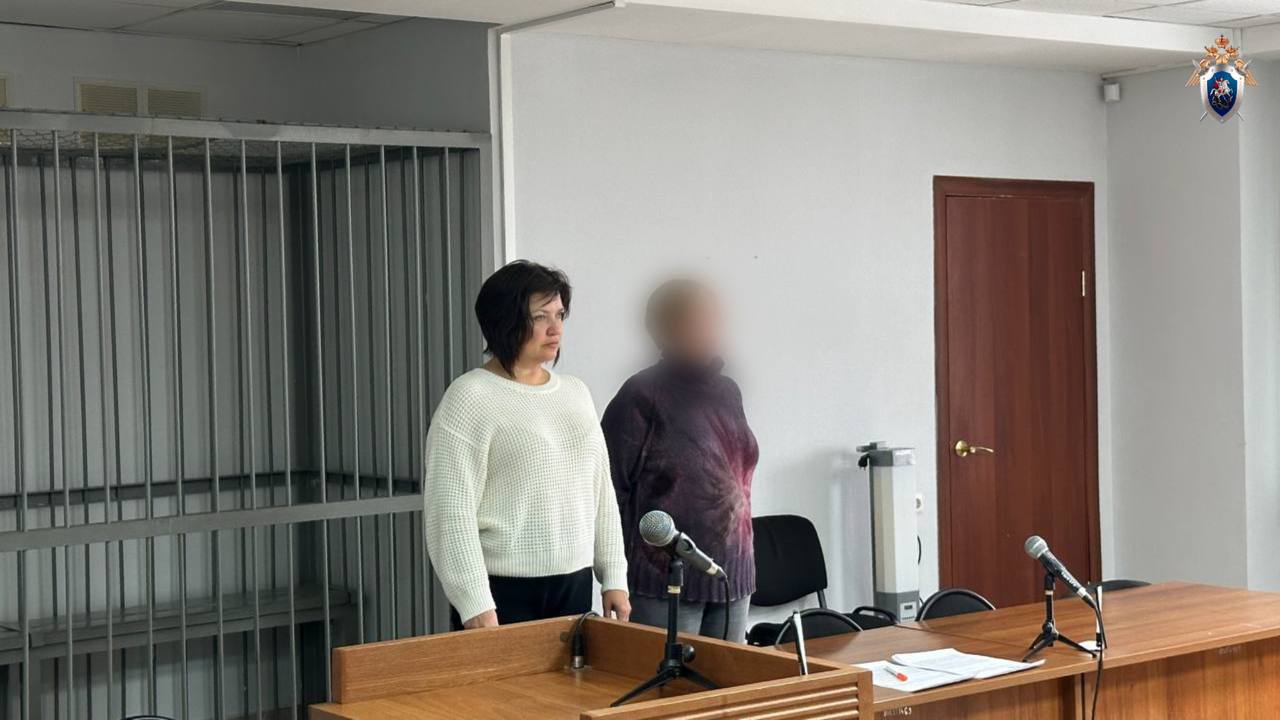 12 лет колонии суд назначил экс директору Дирекции автодорог Иркутской области Юлии Гординой Также ее обязали выплатить штраф в 17 млн руб По версии следствия в 2020 году фигурантка дела дважды через посредника получила взятку от представителя фирмы из Краснодарского края специализирующейся на строительстве автомобильных дорог Общая сумма подношений составила 3 5 млн руб Взамен чиновница считают правоохранители помогла компании заключить контракт на разработку программы развития транспортной инфраструктуры в Приангарье Кроме того она подписала акт приемки без проведения экспертизы выполненных работ которые не соответствовали техническому заданию Ущерб бюджету региона составил 39 6 млн руб СУ СКР Иркутской области  Подписывайтесь на Ъ Сибирь