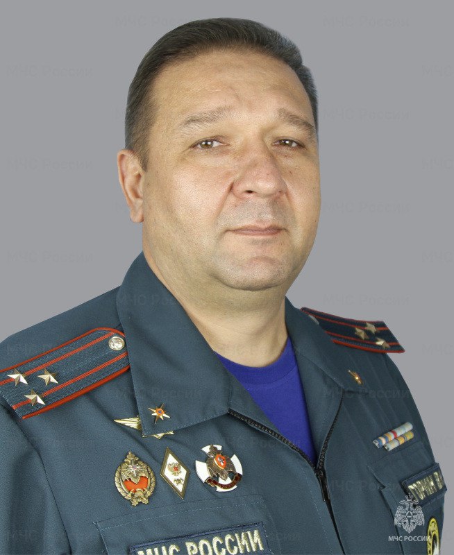 Указом Путина руководителем Главного управления МЧС по Башкирии назначен полковник внутренней службы Владимир Горин Это должность высшего начсостава и соответственно президентской номенклатуры Ранее Горин занимал пост замначальника главного управления по республике и возглавлял управление надзорной деятельности и профилактической работы С июня 2025 го после ухода генерал майора вн сл Марата Латыпова на пенсию долгое время исполнял обязанности начальника главного управления Владимиру Горину 49 лет Он уроженец Мелеузовского района Окончил Екатеринбургское пожарно техническое училище МВД России Уфимский юридический институт МВД России а также факультет руководящих кадров Академии государственной противопожарной службы МЧС С 1997 по 2013 годы служил на разных должностях в пожарном надзоре в Мелеузе и Мелеузовском районе