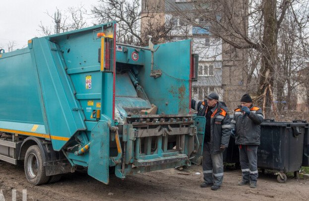 Из Донецка и Макеевки вывезли более 40 тысяч кубометров мусора  За четыре месяца работы специалисты предприятия «Донснабкомплект» на территории Донецка ликвидировали 395 свалок и около 35 тысяч кубометров мусора, в Макеевке ликвидировано 140 свалок и вывезено порядка 9 тысяч кубометров мусора. Нужно заметить, что в этих городах предприятие выработало оптимальный график вывоза мусора. Жители могут обратиться к оператору, если какие-то участки...