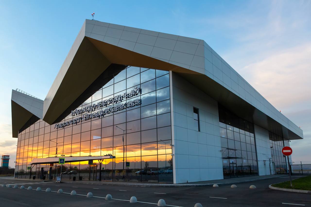 Реконструкцию международного терминала в аэропорту Владикавказ завершат к концу 2026 года количество международных рейсов увеличат Об этом в ходе пресс конференции ТАСС Кавказ сообщил замгендиректора Новапорт Холдинг Роман Чуев Он отметил что во Владикавказе планируется увеличивать долю международных перевозок Создание нового международного терминала в аэропорту будет этому способствовать есть возможность увеличить пропускную способность Терминал расположится в старом здании аэропорта Работы по реконструкции помещений стартовали в 2024 году сдать объект планируют в конце 2026 года Общая сумма инвестиций составит около 3 млрд рублей Пока международный терминал действует в маленьком здании поэтому есть возможность создавать новый терминал без заморозки международных рейсов На данный момент из Осетии самолеты летают в Египет и Турцию Говоря о взлетно посадочной полосе Чуев отметил что ее в аэропорту Владикавказ реконструировали недавно Капитальный ремонт запланирован на 2027 год на эти цели планируют направить 700 млн рублей Чуев сообщил что с начала года аэропорт Владикавказ принял 640 тысяч пассажиров Наблюдается незначительное снижение относительно 2024 года такая ситуация складывается практически во всех аэропортах холдинга на Северном Кавказе за исключением Нальчика Это в целом отраслевая ситуация происходит стабилизация плюс у многих аэропортов была высокая база роста в предыдущие годы Планируем по результатам года небольшое падение пассажиропотока 5 7 в большинстве аэропортов В следующем году прогнозируем что у нас сохранится тенденция умеренного снижения пассажиропотока на уровне 5 Это не критично Наша основная задача сохранять направления которые уже наработаны сказал Чуев Фото тг канал аэропорта Владикавказ