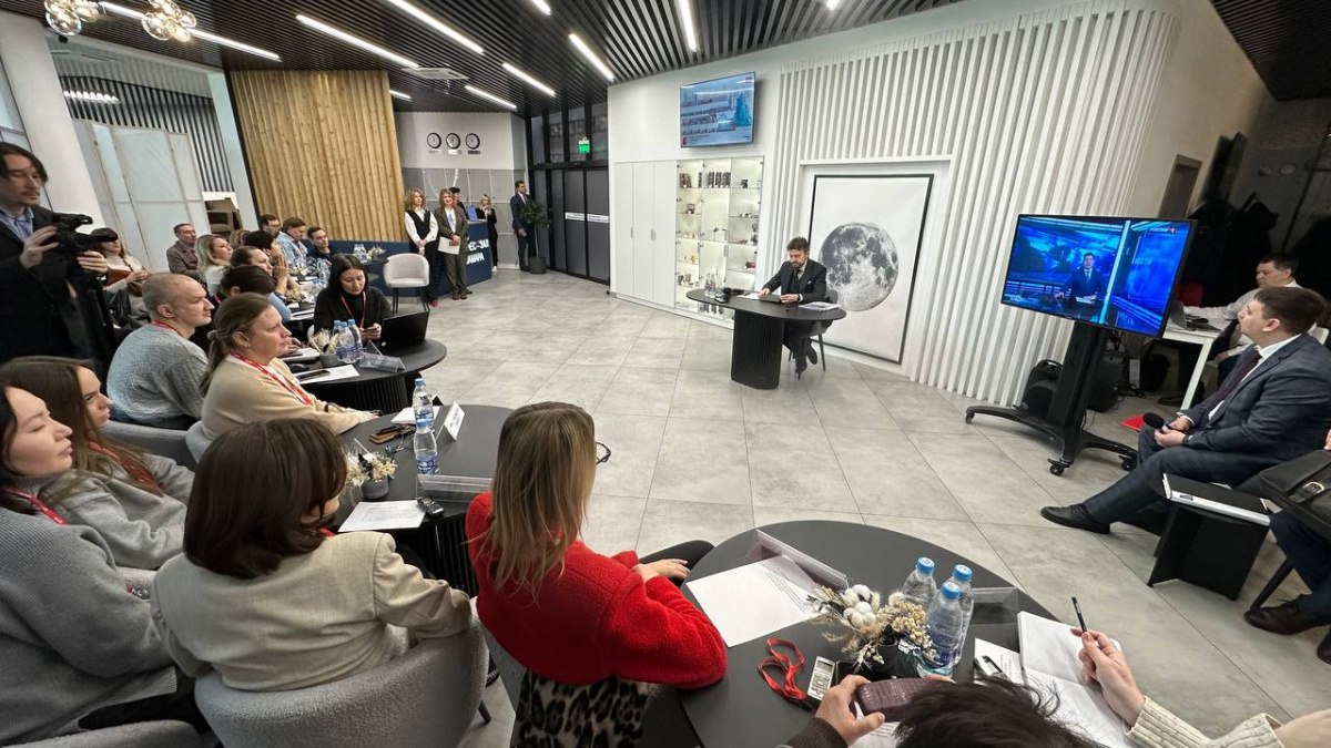 Прямую Ласточку из Самары в Уфу хотят запустить в апреле 2026 года Прямое сообщение Ласточками между Самарой и Уфой может быть запущено уже 30 апреля 2026 года Как сообщил руководитель Куйбышевской железной дороги Вячеслав Дмитриев соответствующие возможности уже предусмотрены в графике движения электропоездов Ласточка На первом этапе планируется организовать курсирование по выходным дням в пятницу субботу и воскресенье Данная инициатива получила полную поддержку как со стороны губернатора Самарской области Вячеслава Фёдорищева так и от главы Республики Башкортостан В настоящий момент идут финальные административные согласования по этому субсидируемому направлению пригородных перевозок Как подчеркнул Вячеслав Дмитриев для запуска осталось поставить несколько подписей под окончательными документами Он выразил уверенность что при сохранении текущих договорённостей высока вероятность старта движения именно в обозначенную дату Открытие маршрута Самара Уфа станет значимым событием для транспортной инфраструктуры всего Приволжского федерального округа Оно позволит существенно сократить время в пути между столицами регионов по сравнению с существующими вариантами сообщения и повысит мобильность населения ГТРК Самара MAX lВК lОК lСАЙТ