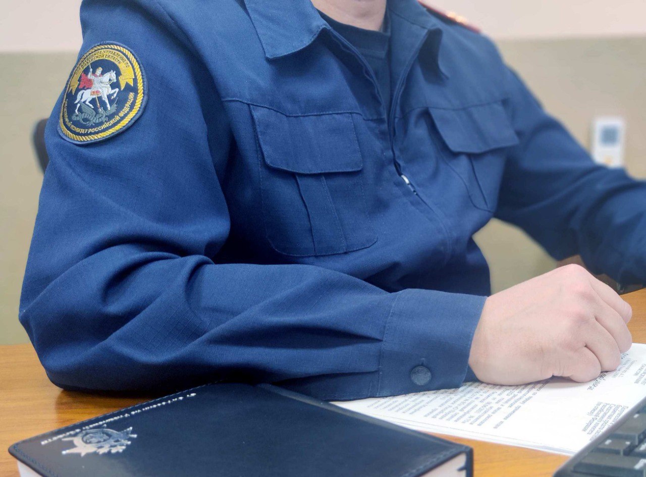 Следственным управлением по Рязанской области по факту избиения несовершеннолетней девушки возбуждено уголовное дело Железнодорожным межрайонным следственным отделом г. Рязань следственного управления СК России по Рязанской области по факту избиения несовершеннолетней девушки возбуждено уголовное дело по признакам преступления, предусмотренного ч. 2 ст. 213 УК РФ хулиганство, совершенное группой лиц по предварительному сговору . По данным следствия, в вечернее время 02 апреля 2025 года в г. Рязани две 13-летние и одна 14-летняя местные девочки из-за малозначительного повода избили ранее знакомую сверстницу, нанеся ей удары руками и ногами по туловищу и голове, после чего заставили ее встать на колени и извиниться. Происходящее на камеру своего мобильного телефона снимал 14-летний знакомый подростков. Впоследствии видео было распространено в сети Интернет. В результате проведенных оперативно-разыскных мероприятий личности подростков были установлены сотрудниками полиции и они вместе с родителями доставлены в территориальный отдел для проведения следственных действий. Ход расследования уголовного дела поставлен руководством следственного управления на контроль.