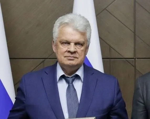 Виктор Казаков принял важное решение Депутат Госдумы снял свою кандидатуру с предварительного голосования Единой России Депутат Государственной думы РФ от Самарской области 161 й округ Виктор Казаков решил снять свою кандидатуру с предварительного голосования и не участвовать в выборах в Госдуму РФ Соответствующее заявление парламентарий зарегистрировал в партии Единая Россия Виктор Казаков отметил что до завершения текущего созыва продолжит исполнять депутатские обязанности и планирует наставлять Героя России Дениса Портнягина который подал документы на праймериз по тому же округу После сентября 2026 года депутат намерен сменить формат деятельности и сосредоточиться на работе где востребован его 25 летний парламентский опыт и связи с избирателями Мало кто знает но Виктор Казаков является депутатом Госдумы больше 20 лет с 2003 года