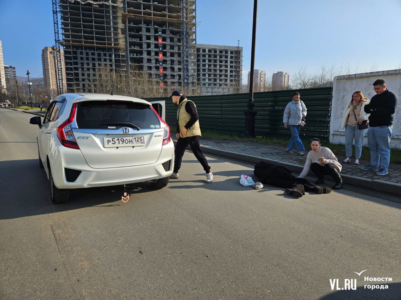 На Адмирала Горшкова в районе Снеговой Пади водитель за рулём Honda Fit сбил женщину на пешеходном переходе. Очевидец рассказал, что у автомобиля была высокая скорость.  NewsVL.ru