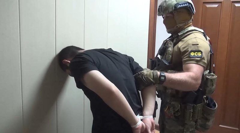 В Дагестане имам мечети скрытно снимал порно со своей девушкой и продавал. Его задержали 25-летний житель села Унцукуль тайком записывал порно со своей девушкой, выкладывал в Telegram и рубил на этом деньги. Девушка наткнулась на порно со своим участием случайно, найдя в телефоне чаты с контентом. Когда она попыталась обсудить ситуацию, мужчина стал ей угрожать и шантажировать. После этого она решила написать заявление. Имама задержали, в его отношении возбудили уголовное дело.