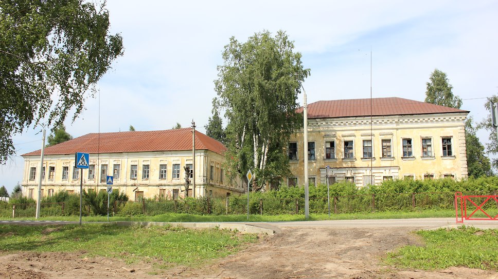 В Ярославской области объявлены торги по продаже объектов культурного наследия Вотчинная контора Шереметевых и Дом Шереметевых в селе Новом Начальная цена вместе с земельным участком 3 7 млн руб из них землю оценили в 2 5 млн руб Оба здания нуждаются в восстановлении и продаются в рамках приватизации Торги назначены на 9 октября Фото Правительство Ярославской области Еще больше новостей в Telegram канале Ъ Ярославль