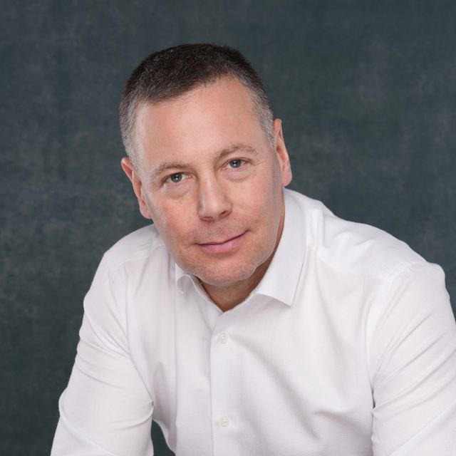 Михаил Евраев поздравил жителей с праздником весны и труда.  Губернатор отметил, что регион развивается. Бюджет пополнился почти на 9 миллиардов рублей.   - Ключевые индексы промышленного производства и АПК – на уровне всероссийских. Валовой региональный продукт превысил 900 млрд рублей. Растем в строительстве, розничной торговле, туризме и других сферах. Меняются наши города и округа. Многое сделано для модернизации здравоохранения, образования, транспортной отрасли, привлечения инвесторов и молодежи. И в этом заслуга каждого, кто трудится качественно и на совесть, стремится к достижению высоких результатов, - говорится в поздравлении.   Глава региона поблагодарил за профессионализм и ответственность. Пожелал успехов жителям.