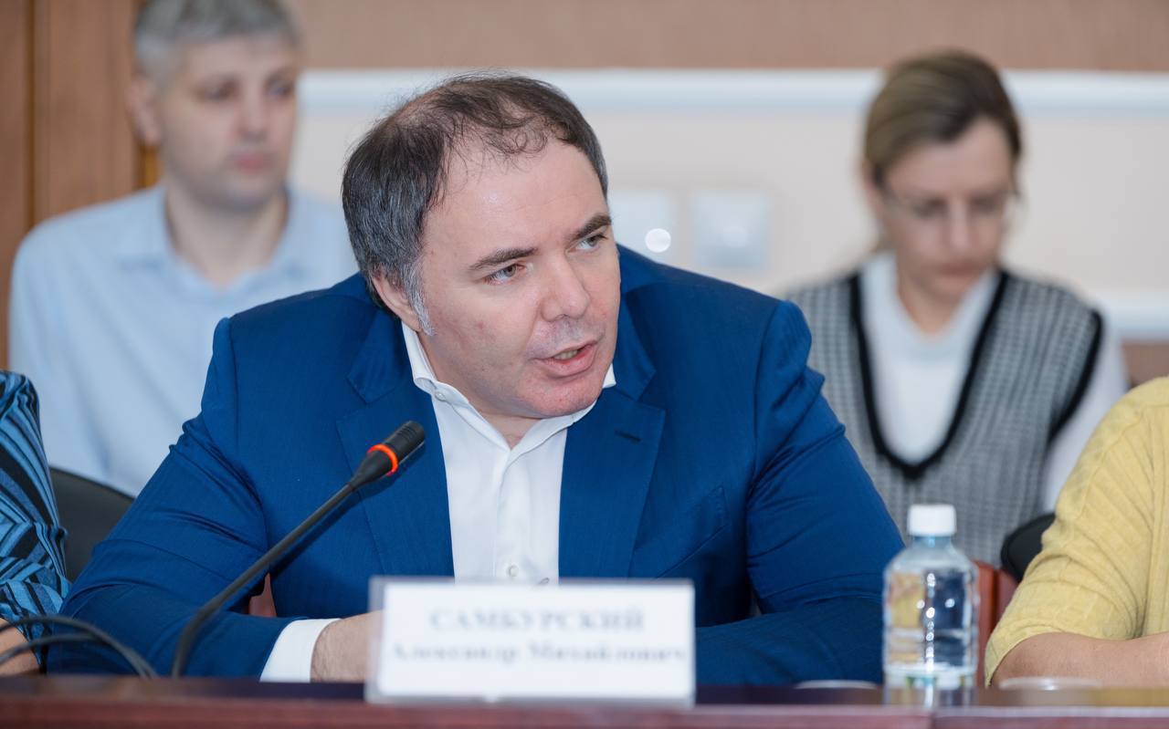 Экс министру Самбурскому зачитали обвинительное заключение по делу о коррупции в особо крупных размерах По версии обвинения он вымогал взятки и услуги у руководителей подконтрольных министерству организаций запугивая последних проверками и проблемами с бизнесом Так в результате этих действий Самбурский получил Lexus за 11 млн для мамы Диван за 200к и сертификаты в ЦУМ Установку новогодней иллюминаций в доме родителей за полмиллиона Кроме этого в банковской ячейке обнаружили 7 5 млн рублей а также ювелирные изделия и технику Apple на сумму в миллион рублей Самбурский всё отрицает утверждая что сестра приобрела драгоценности на деньги щедрого дедушки из Израиля Дело экс министра вообще выглядит слишком дорого и богато Помимо перечисленного он являлся обладателем дорогой коллекции автографов среди которых росписи Уолта Диснея Ричарда Гира Майка Тайсон и даже Рудольфа Нуриева Следователи подозревают что у экс министра есть недвижка и гражданство в Израиле и он может сбежать orengorodovoy